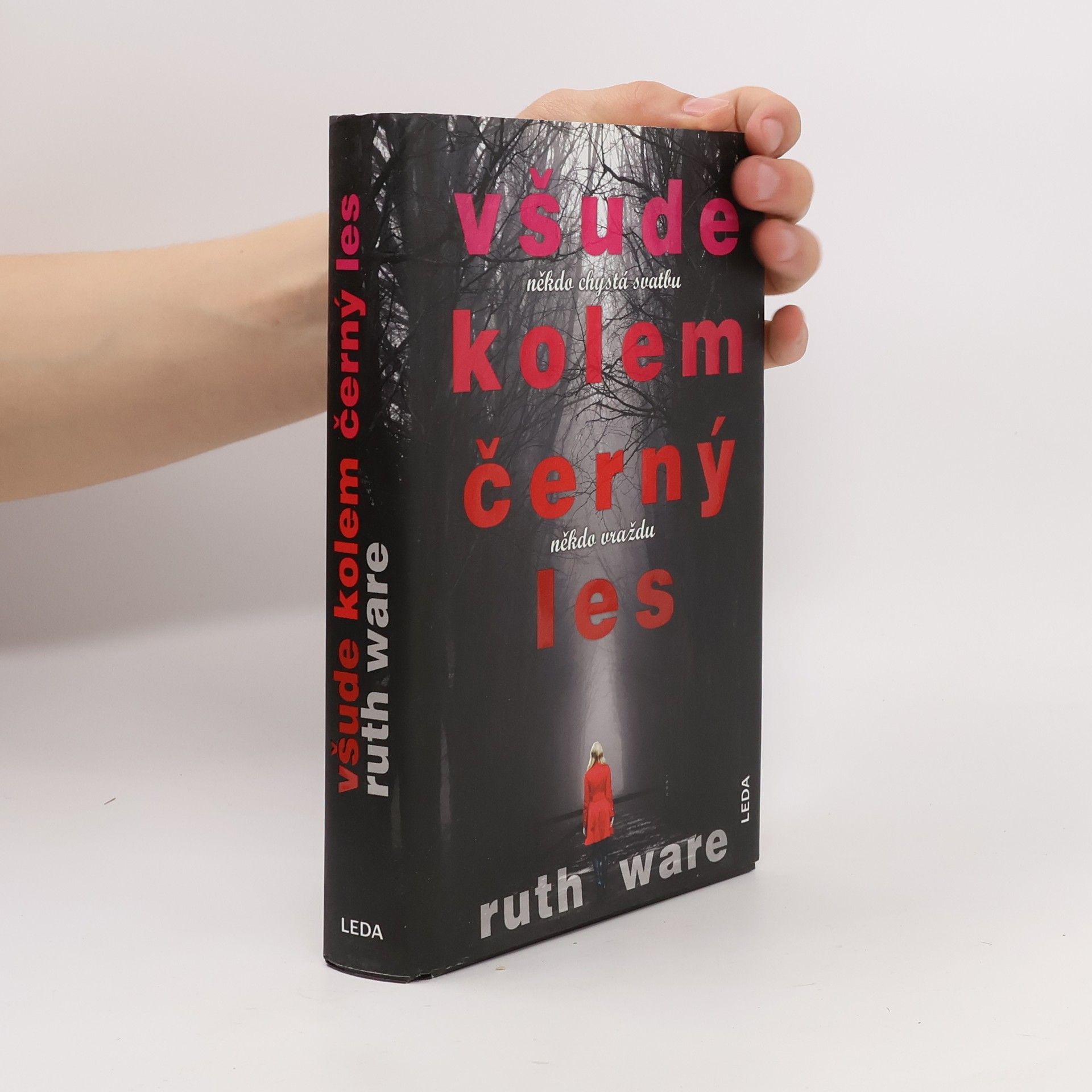 Ruth Ware Všude kolem černý les: Někdo chystá svatbu, někdo vraždu