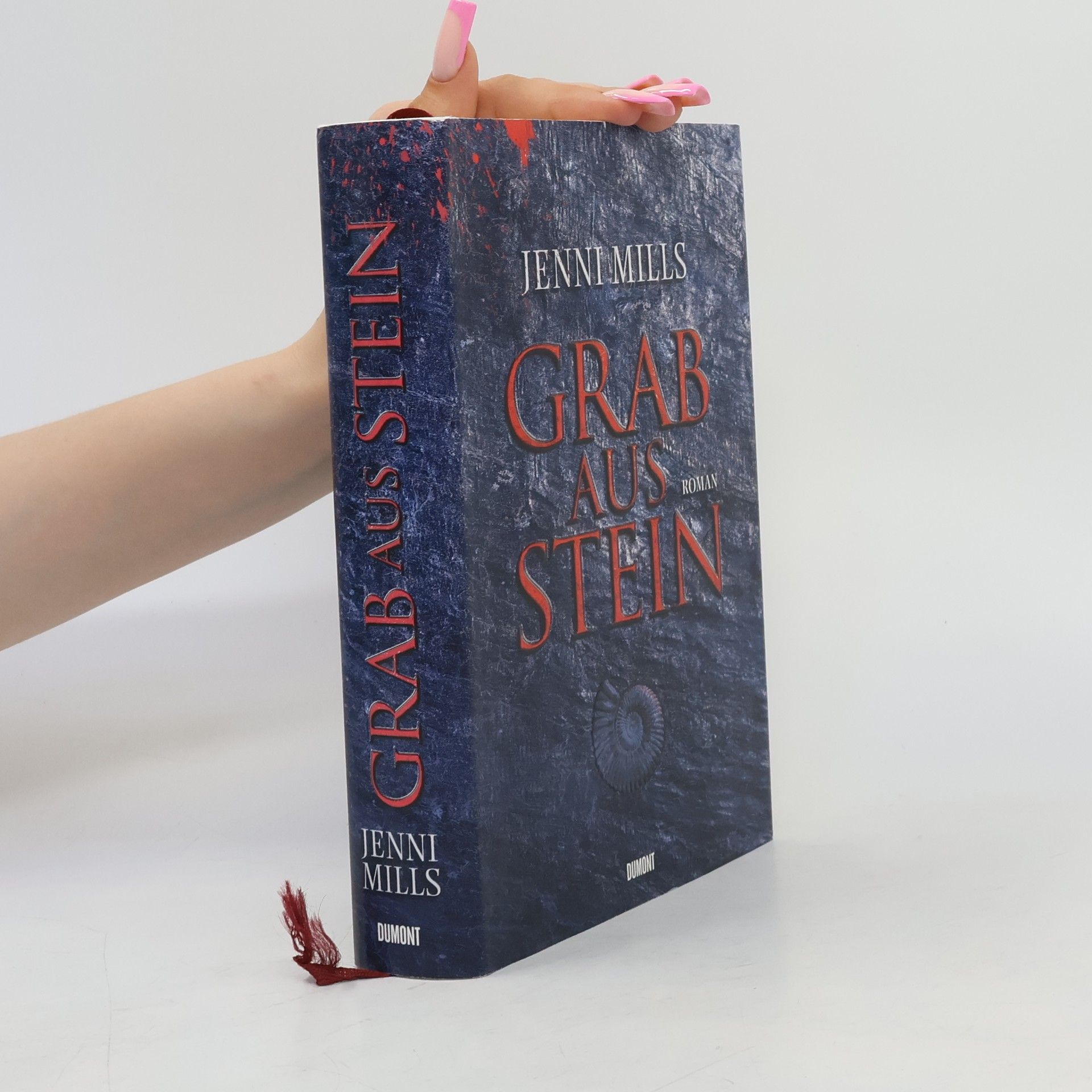 Jenni Mills Grab aus Stein