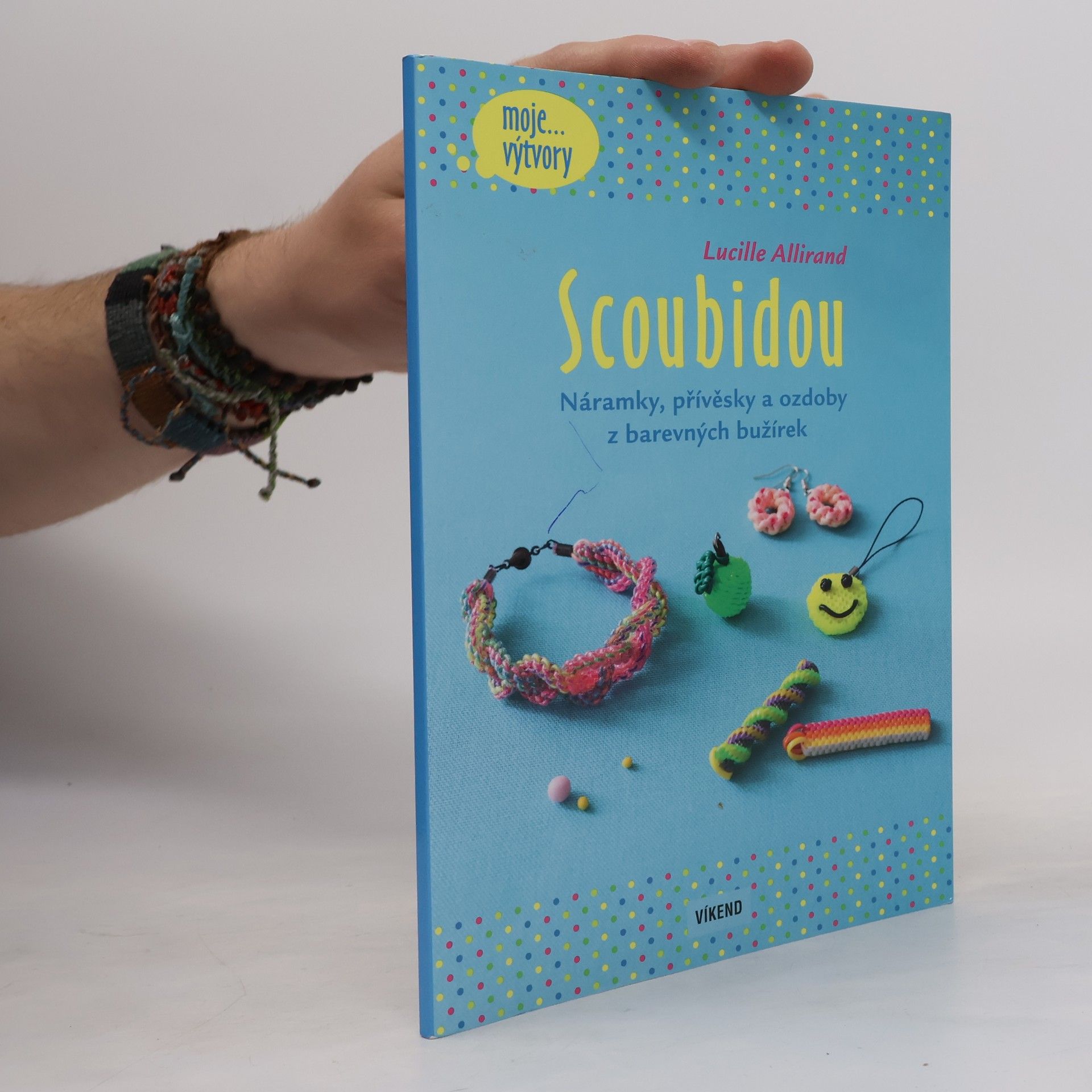 Lucille Allirand Scoubidou : náramky, přívěsky a ozdoby z barevných bužírek