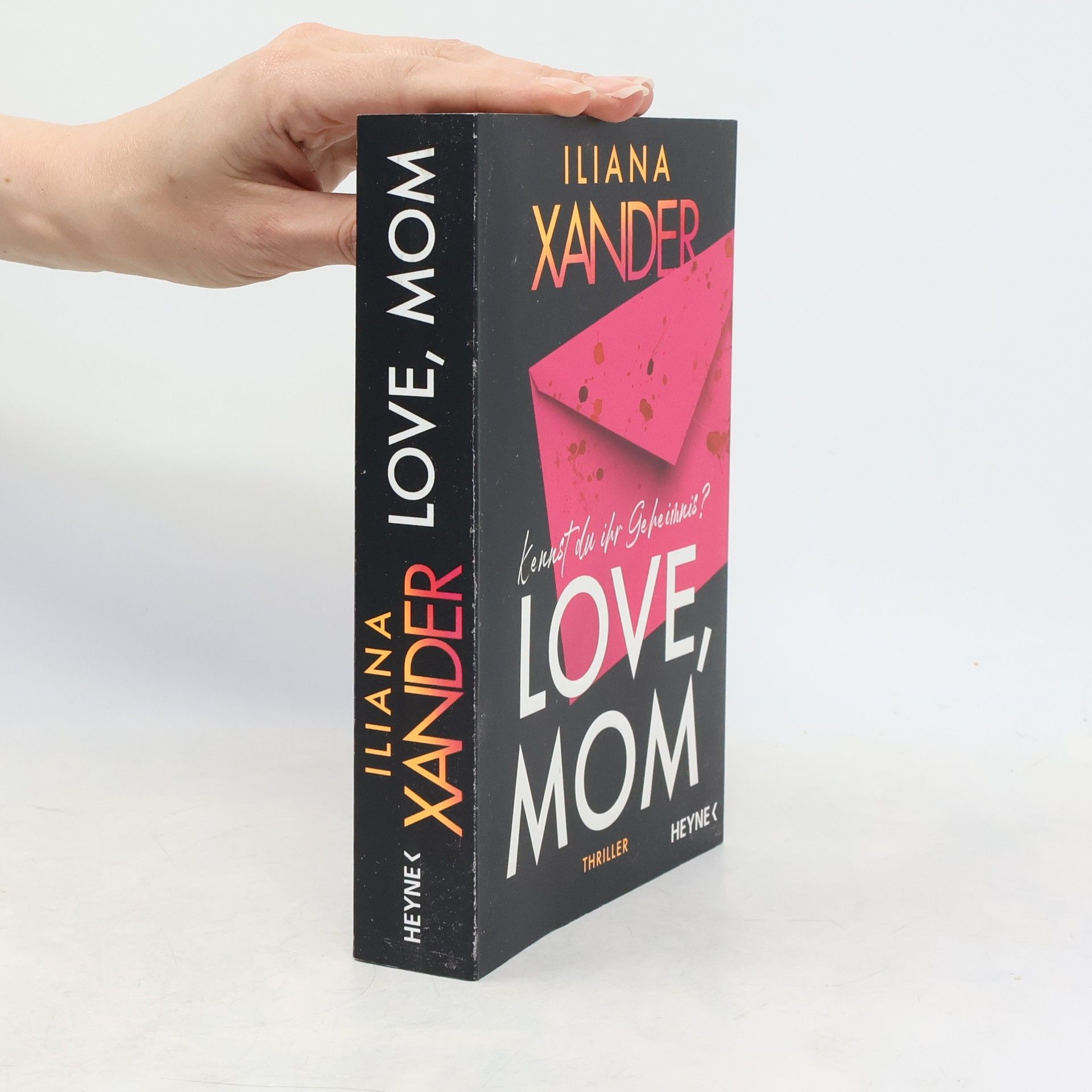 Iliana Xander Love, Mom