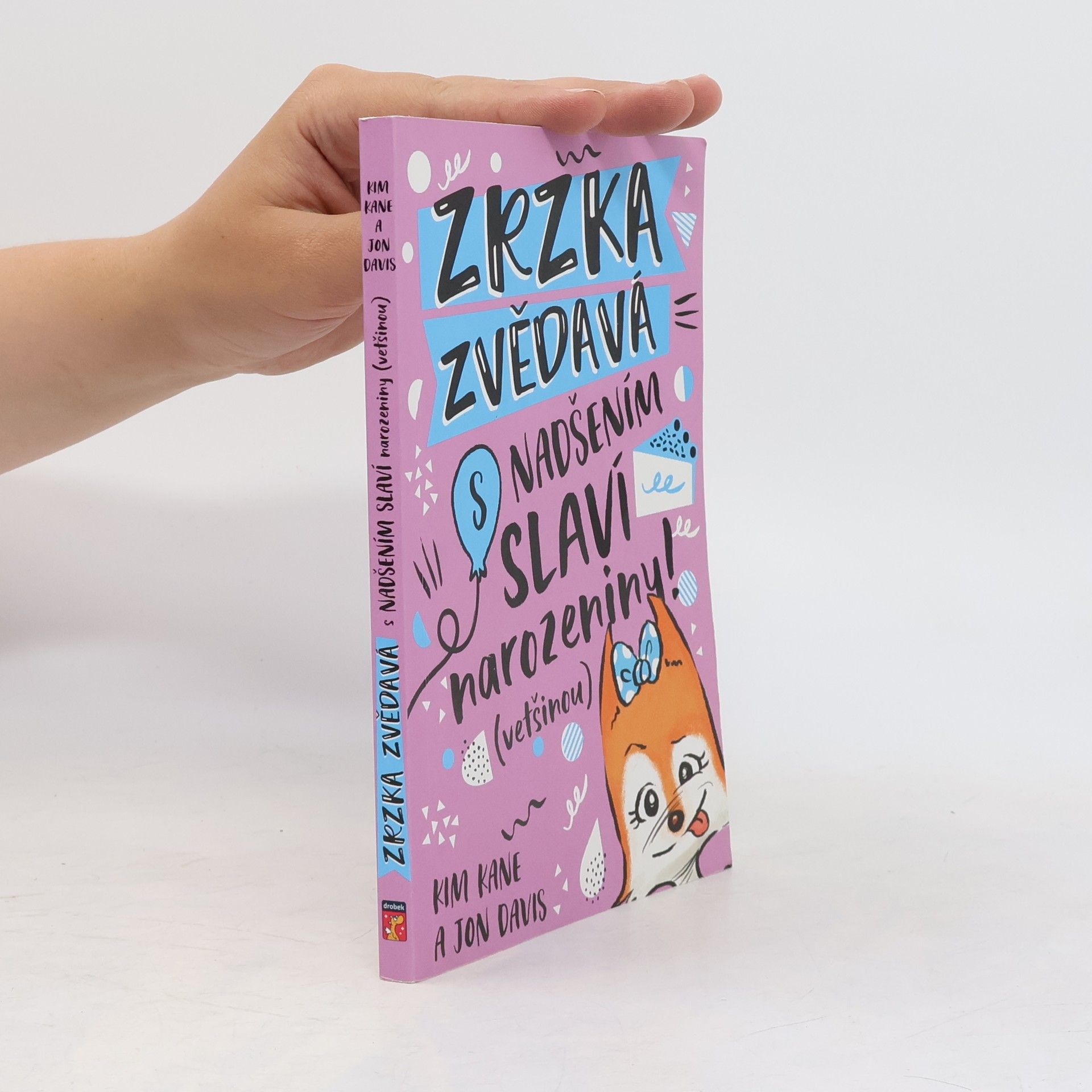 Zrzka Zvědavá s nadšením slaví narozeniny (většinou)