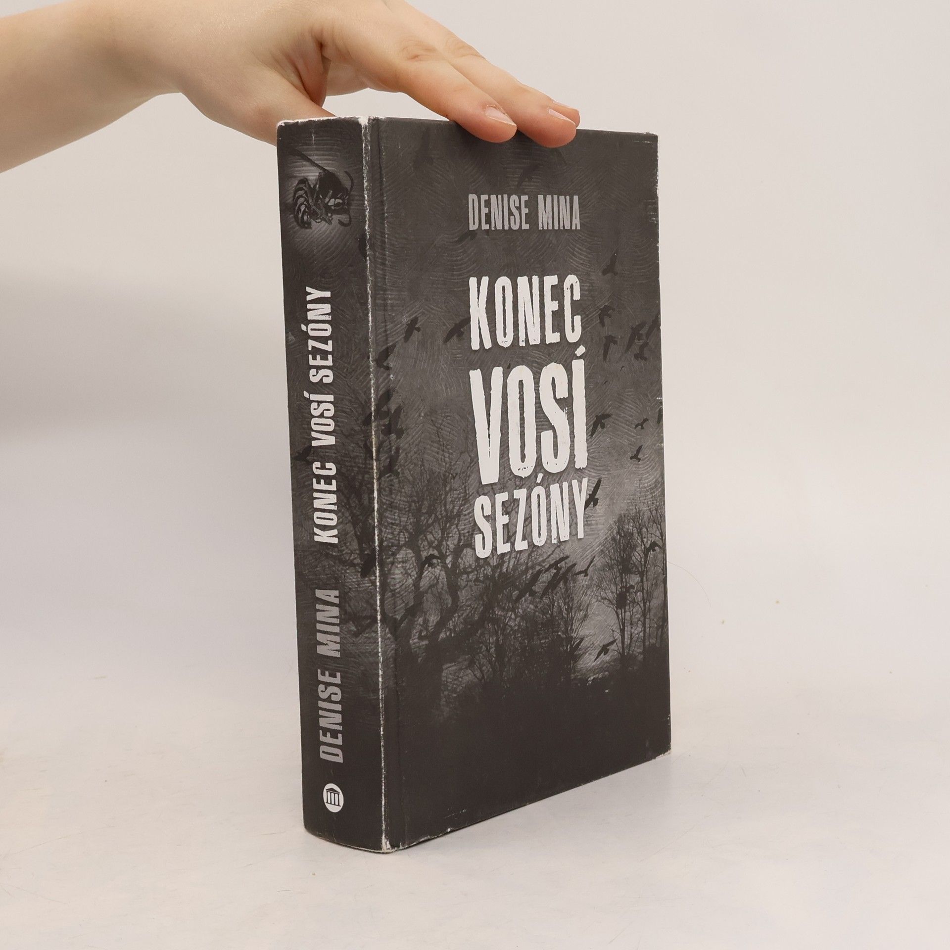 Denise Mina Konec vosí sezóny