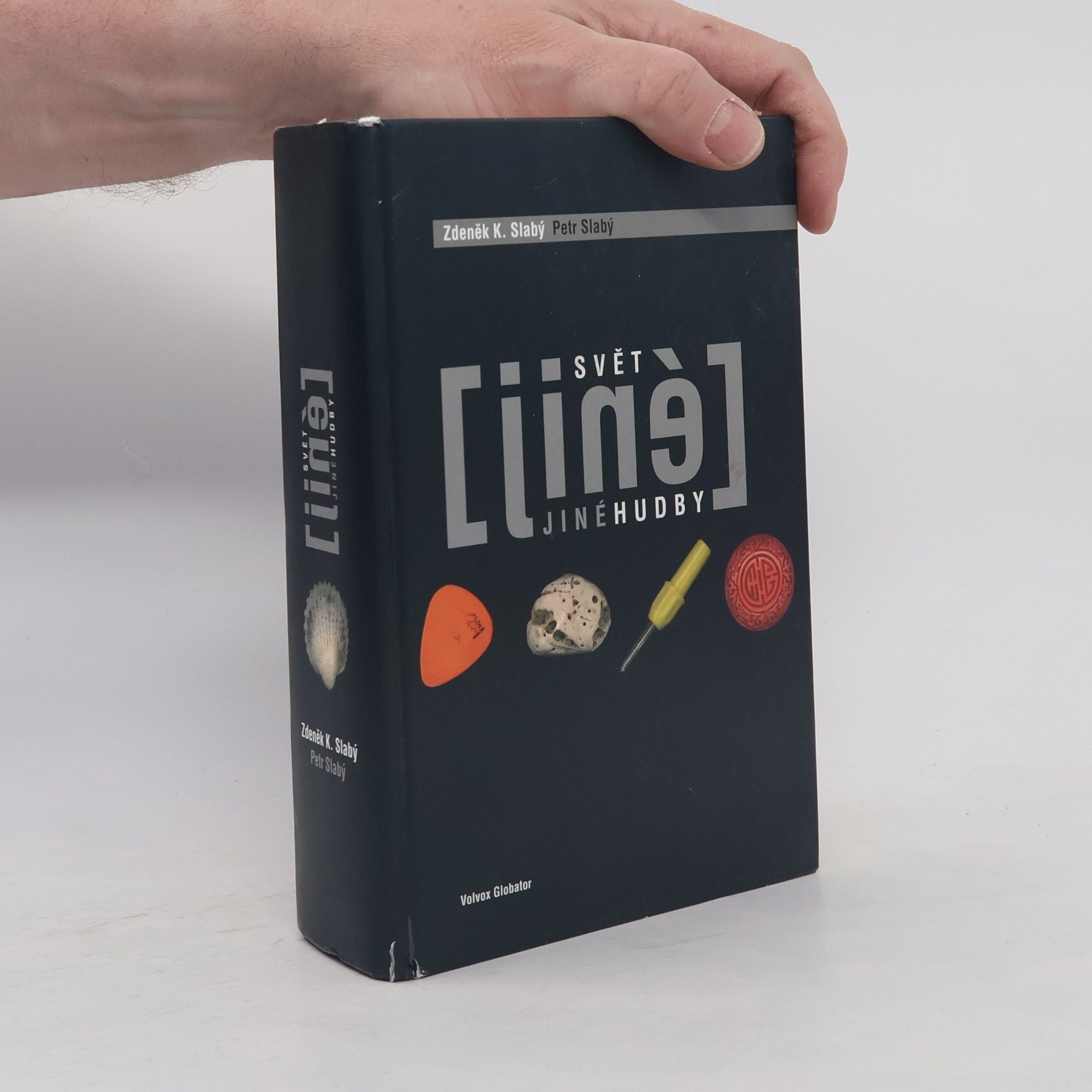 Petr Slabý Svět jiné hudby : průhledy do hudby alternativní, avantgardní, improvizované, nové, opoziční, progresivní, experimentální, postmoderní, aktuální, free, klezmeru atd.. [Kn. 1]