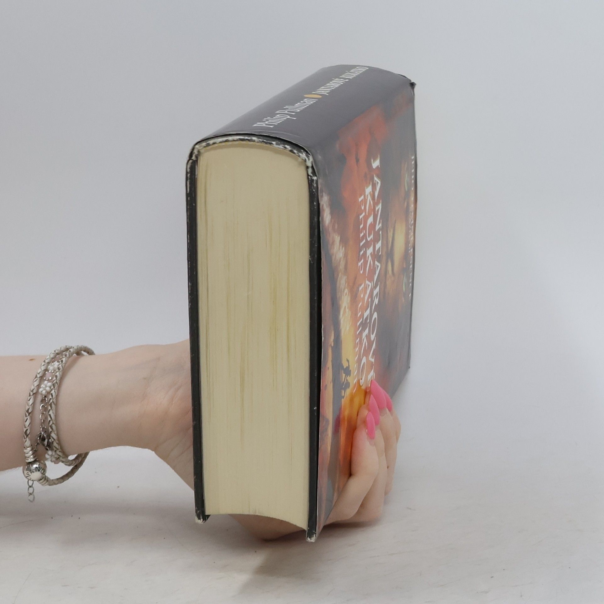Philip Pullman Jeho temné esence. Svazek III, Jantarové kukátko