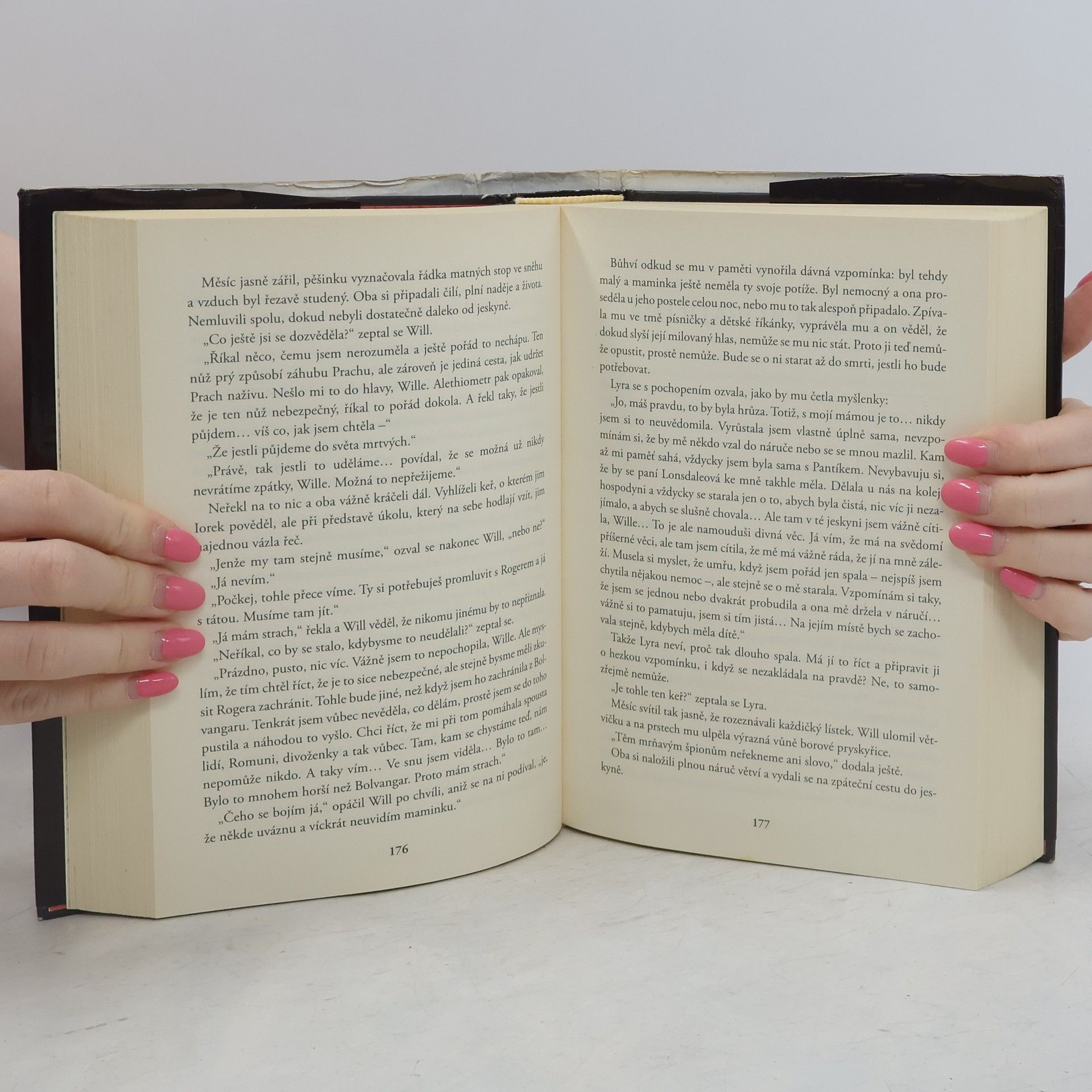 Philip Pullman Jeho temné esence. Svazek III, Jantarové kukátko