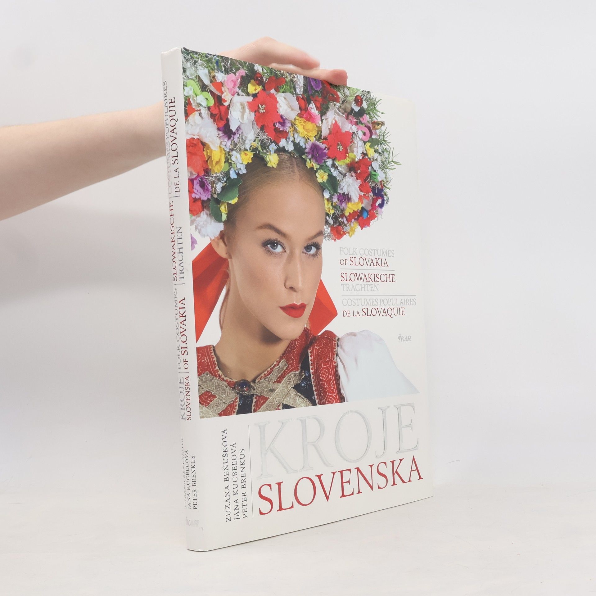 Jana Kucbeľová Kroje Slovenska/ Folk costumes of Slovakia/ Slowakische Trachten/ Costumes populaires de la Slovaquie