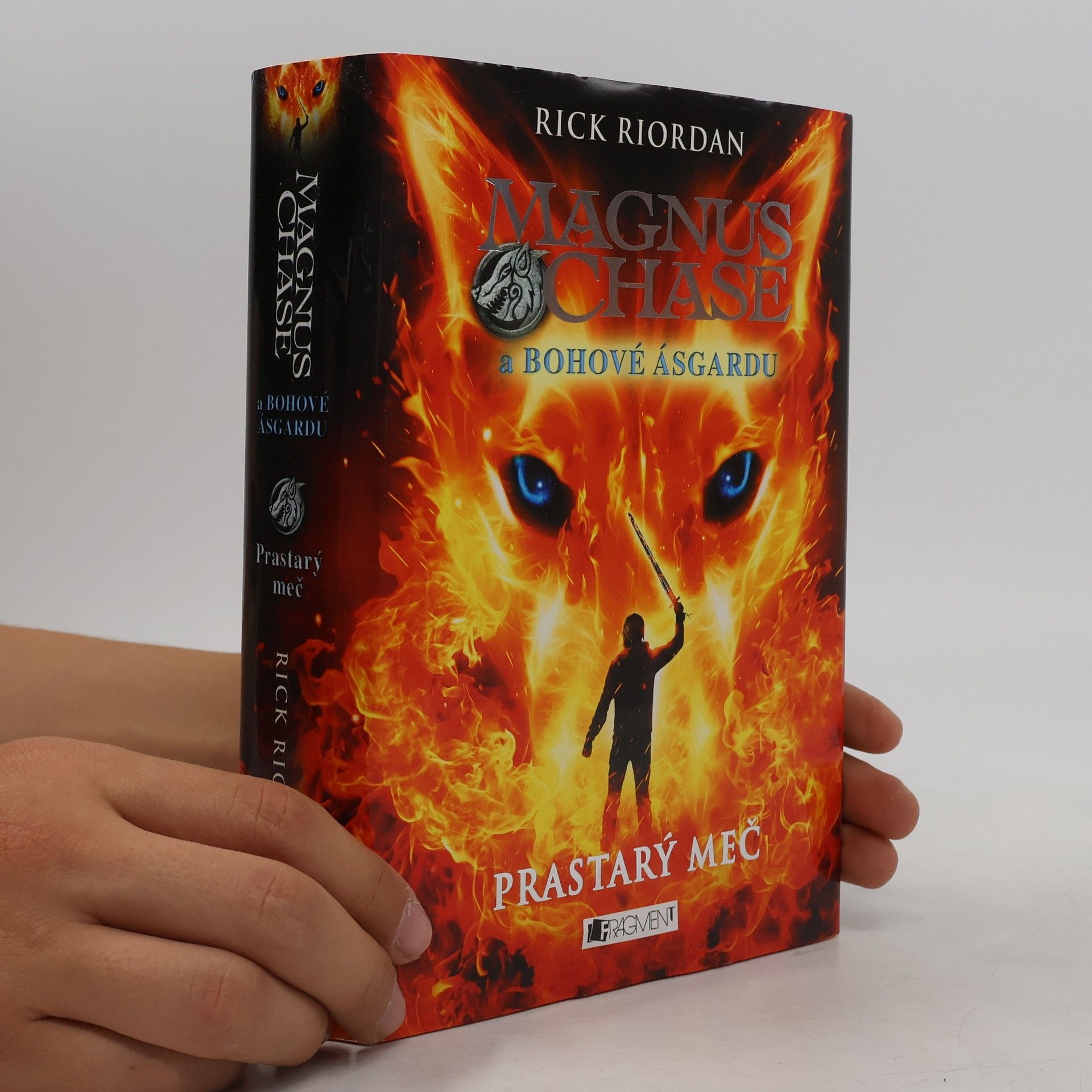 Rick Riordan Magnus Chase a bohové Ásgardu. Prastarý meč