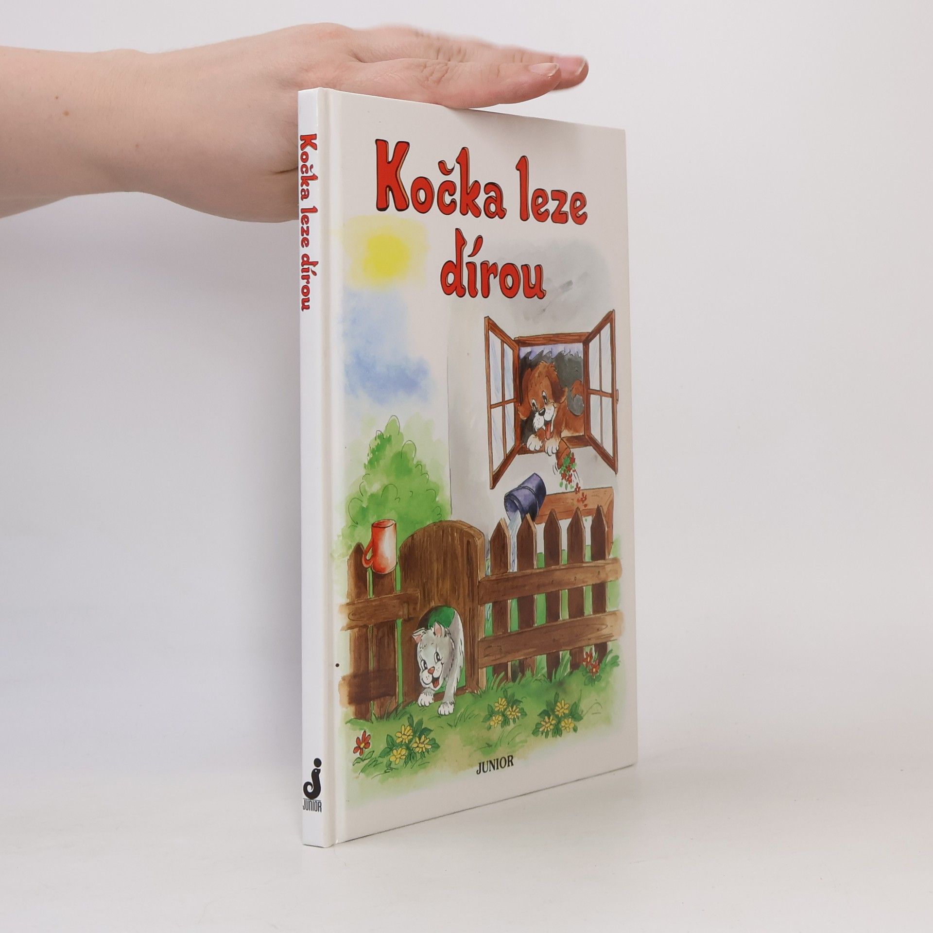Kočka leze dírou