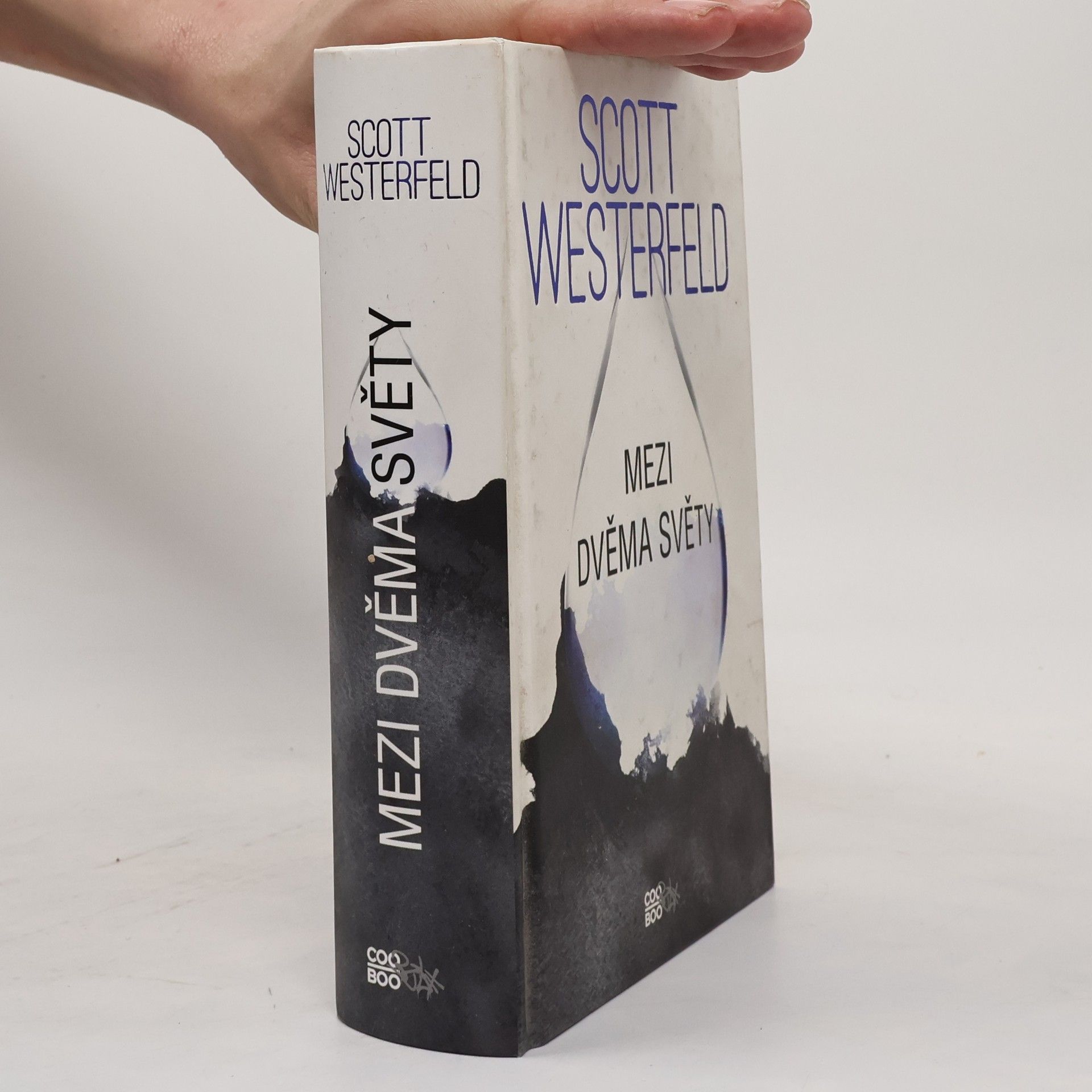 Scott Westerfeld Mezi dvěma světy