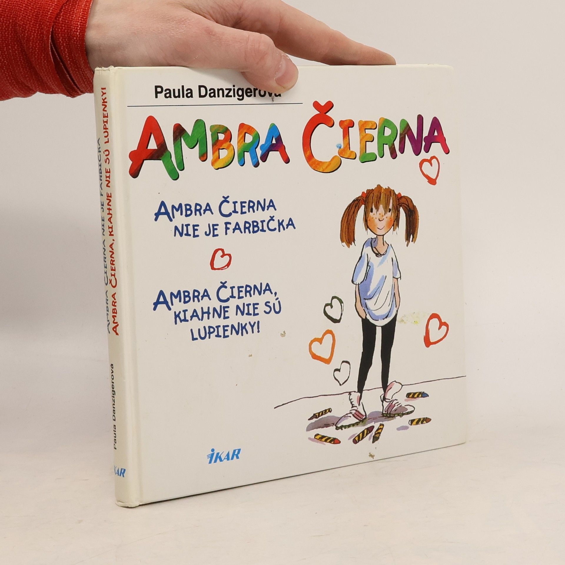 Paula Danziger Ambra Čierna. Ambra Čierna nie je farbička. Ambra Čierna, kiahne nie sú lupienky!