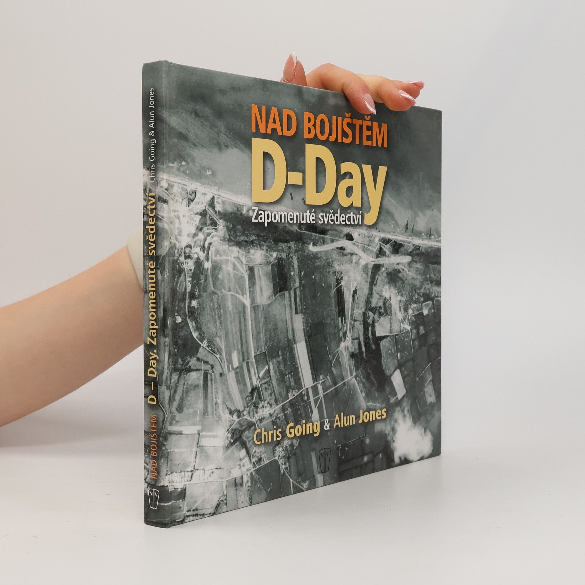 Alun Jones Nad bojištěm. D-Day. Zapomenuté svědectví
