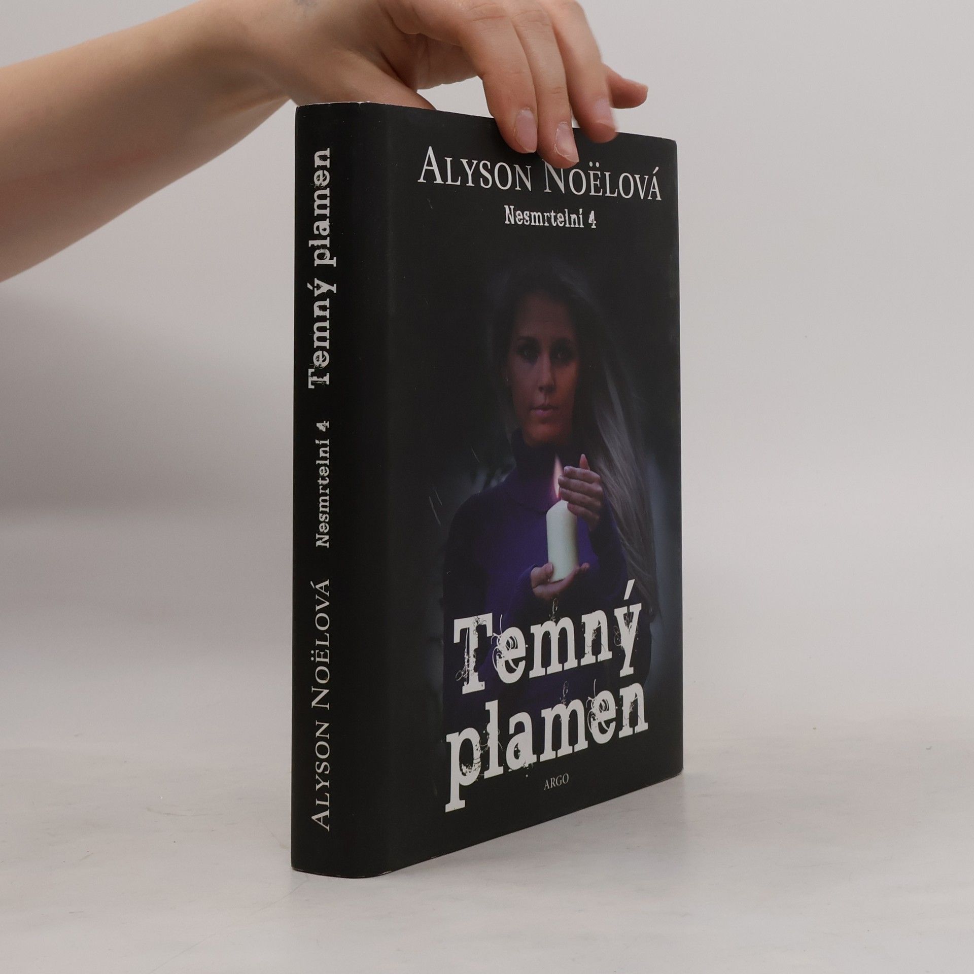 Alyson Noë͏l Nesmrtelní. 4, Temný plamen