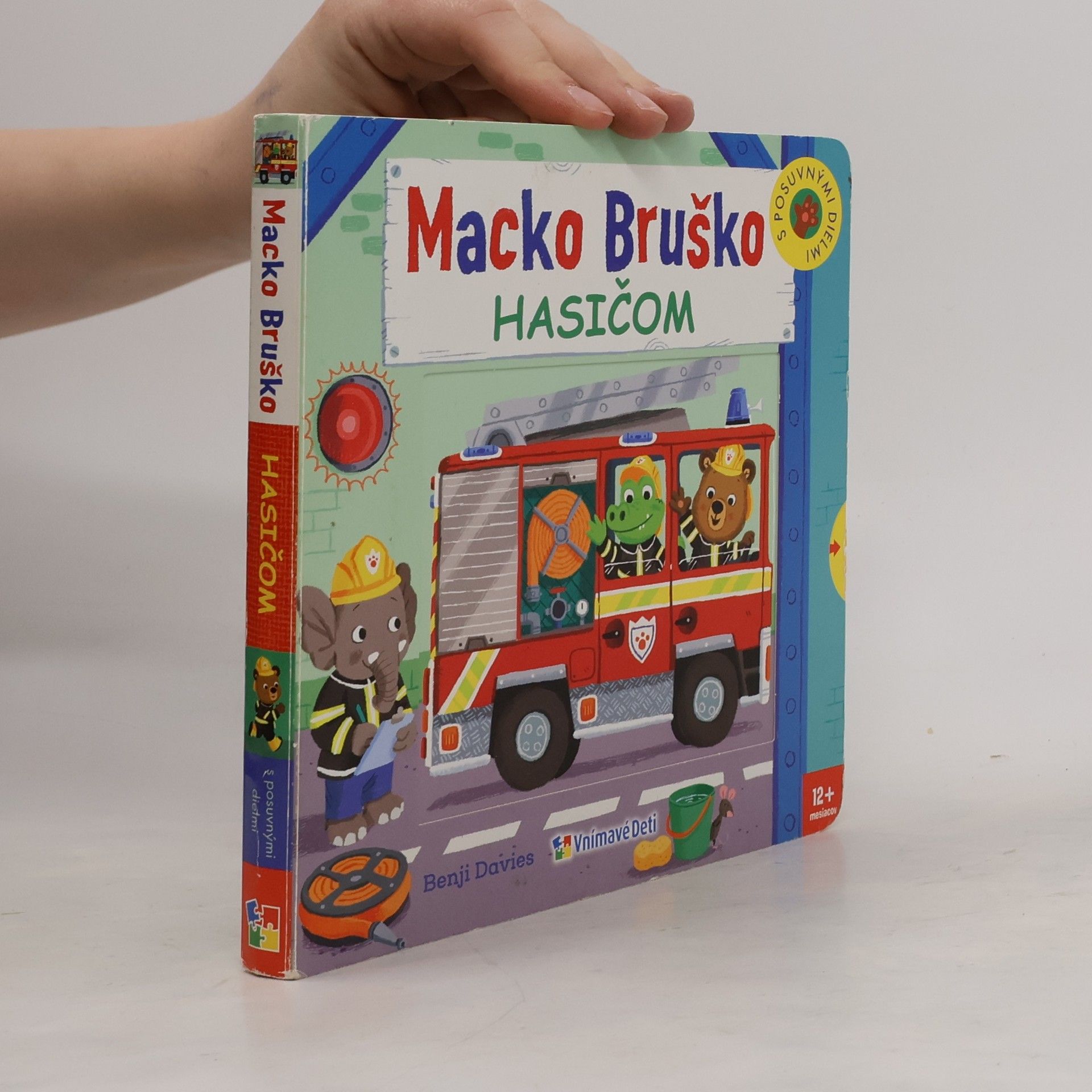 Benji Davies Macko Bruško hasičom