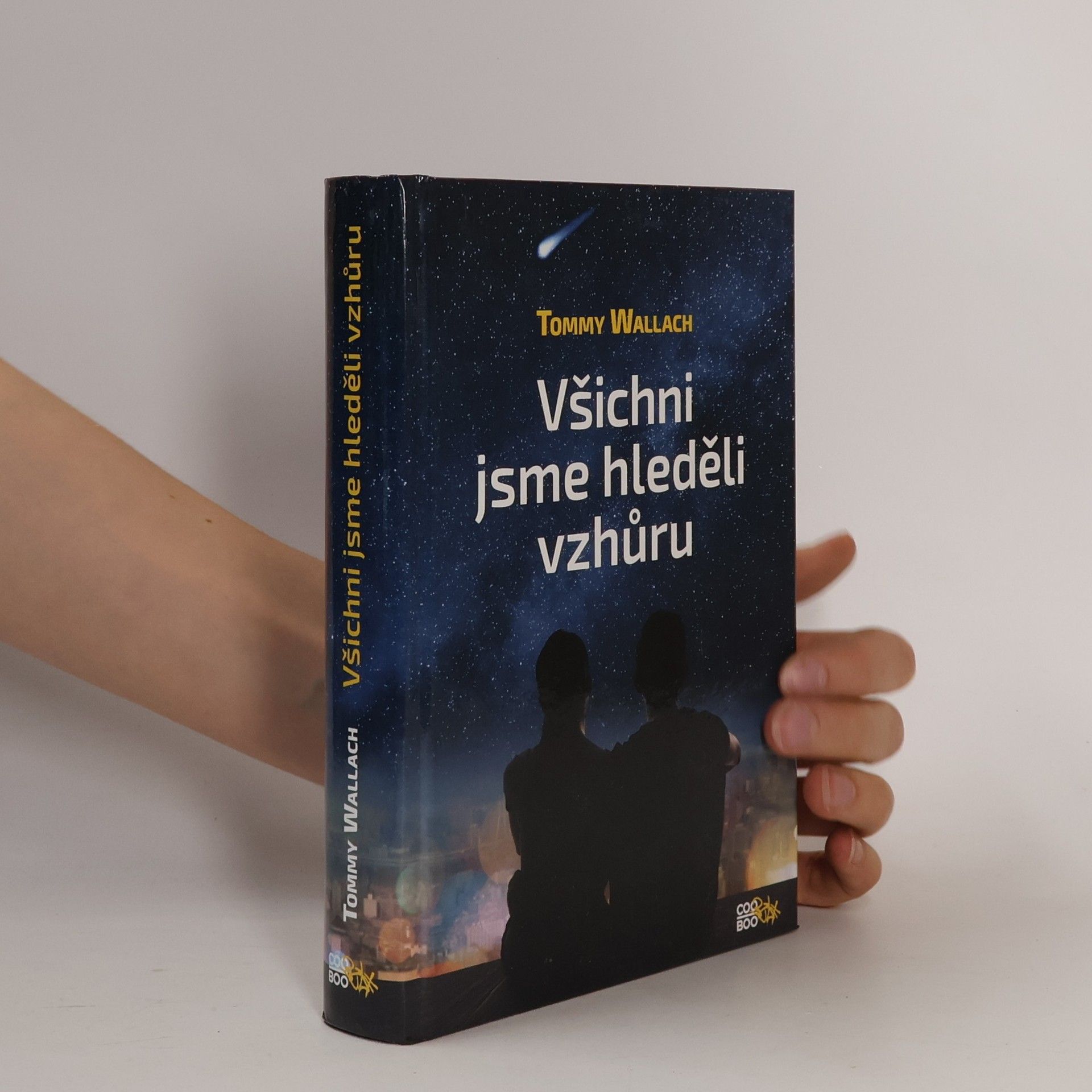 Tommy Wallach Všichni jsme hleděli vzhůru