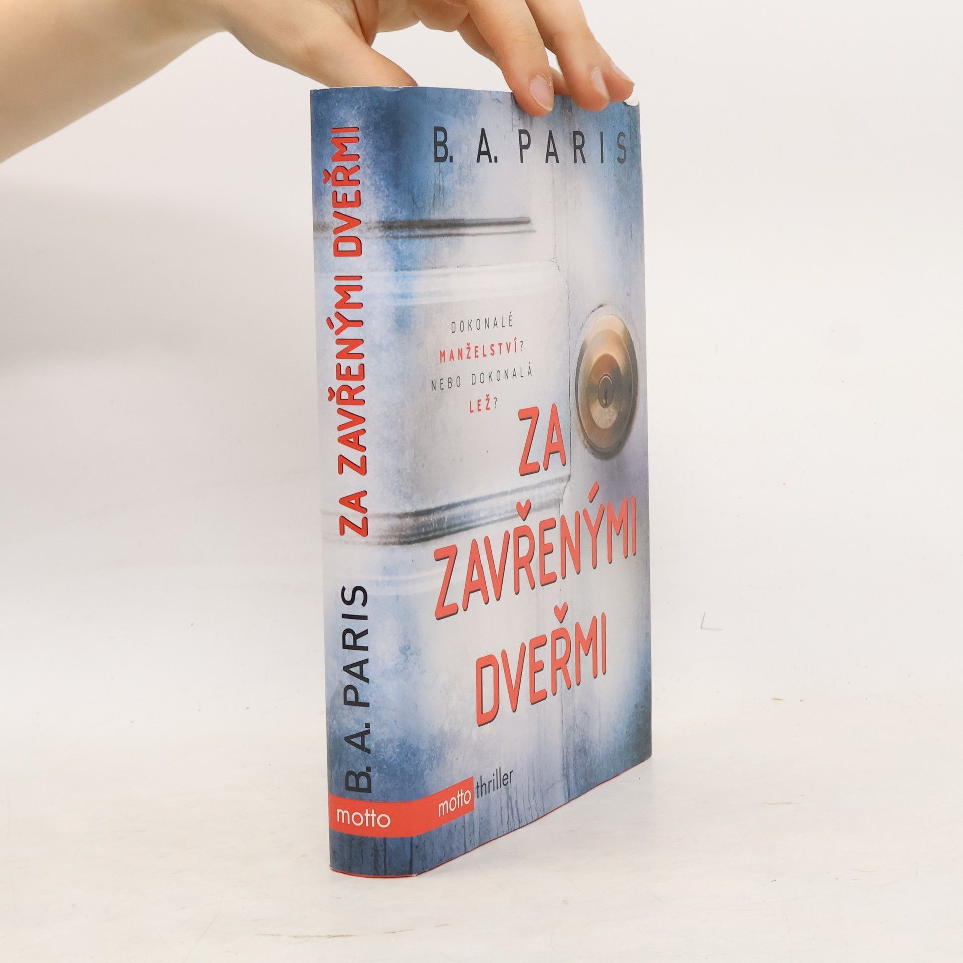 B.A. Paris Za zavřenými dveřmi