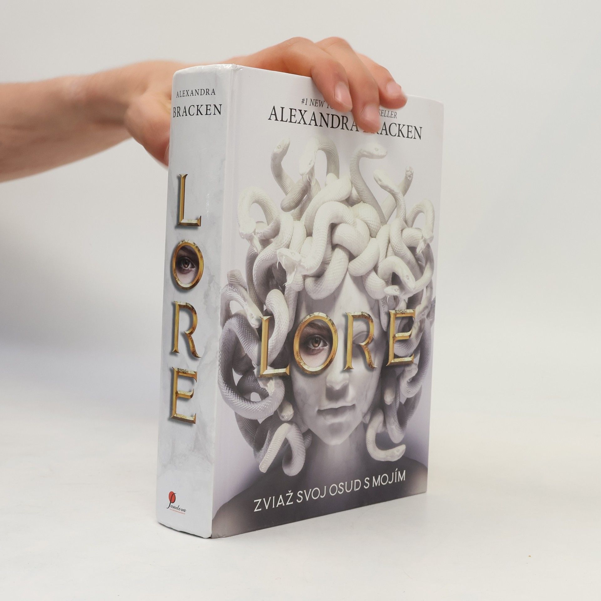 Alexandra Bracken Lore: Zviaž svoj osud s mojím