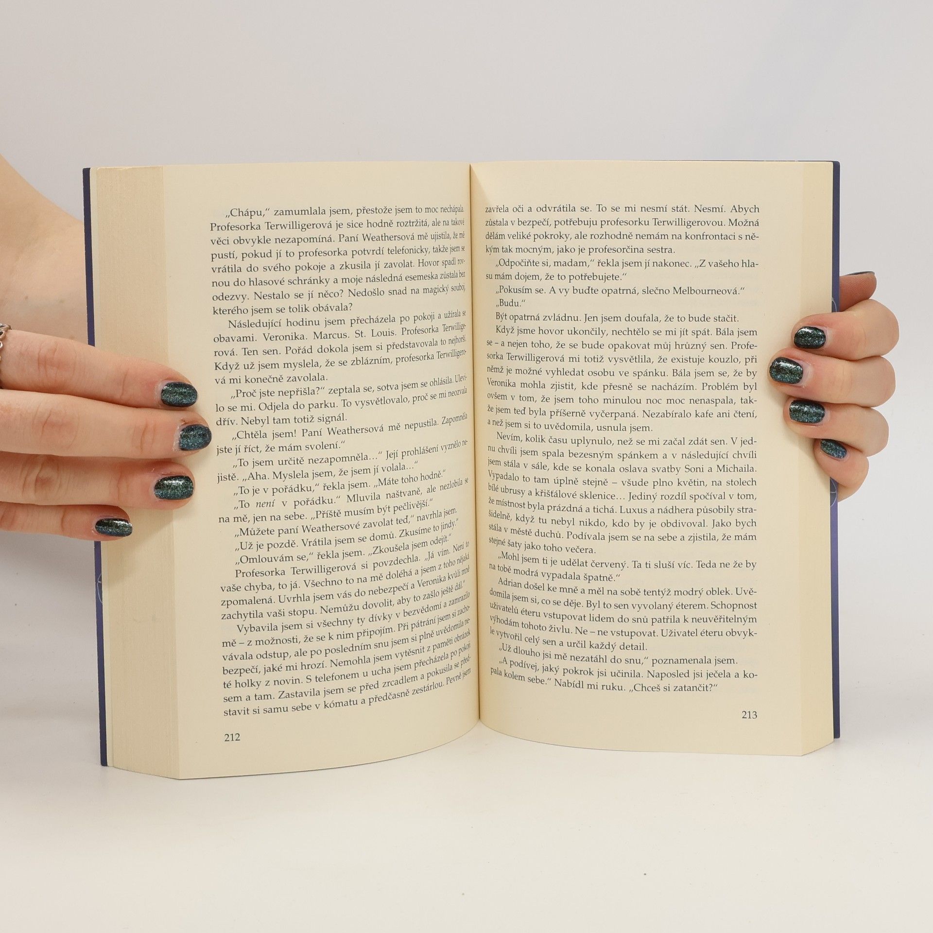 Richelle Mead Indigové kouzlo. Pokrevní pouta. 3. díl