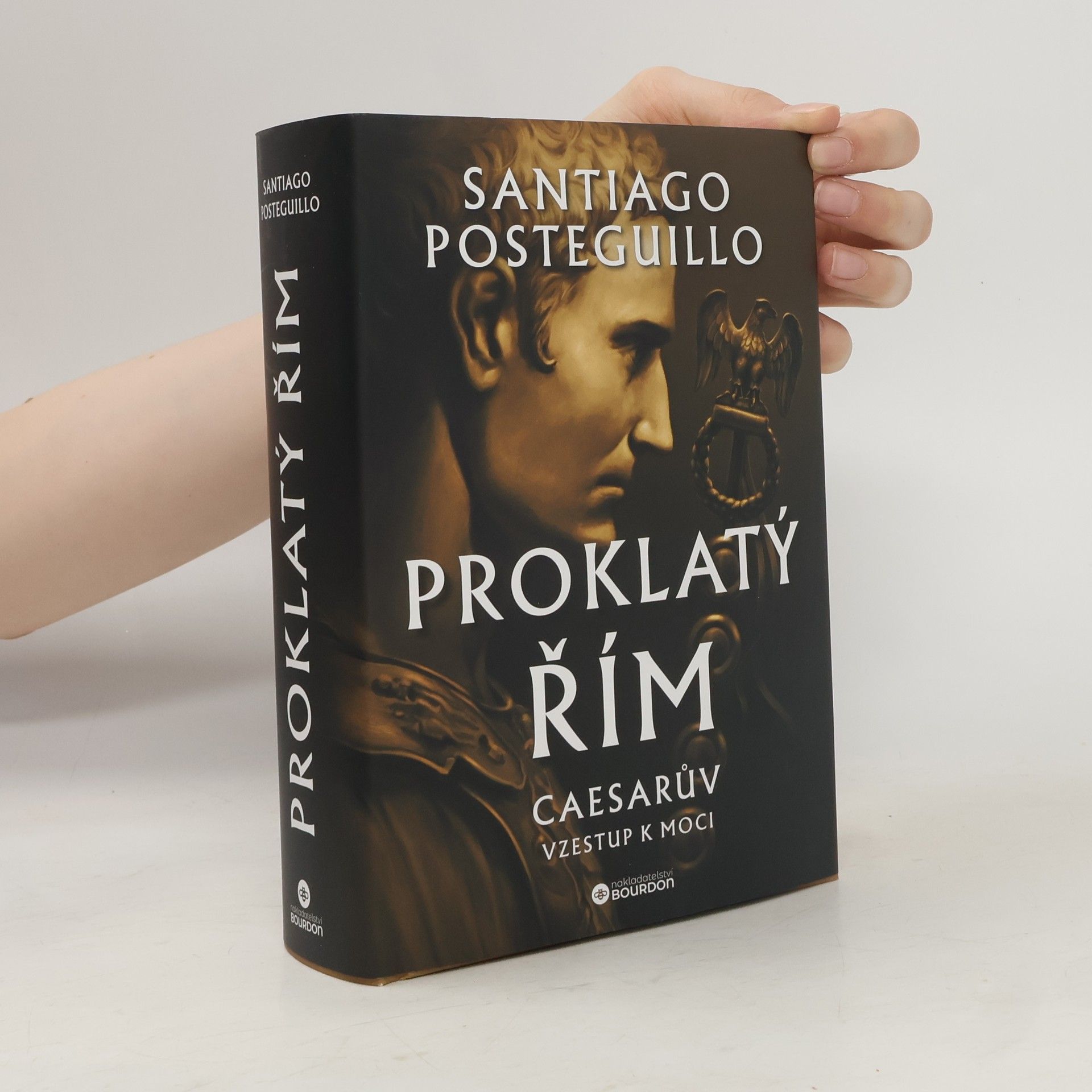 Santiago Posteguillo Proklatý Řím: Caesarův vzestup k moci