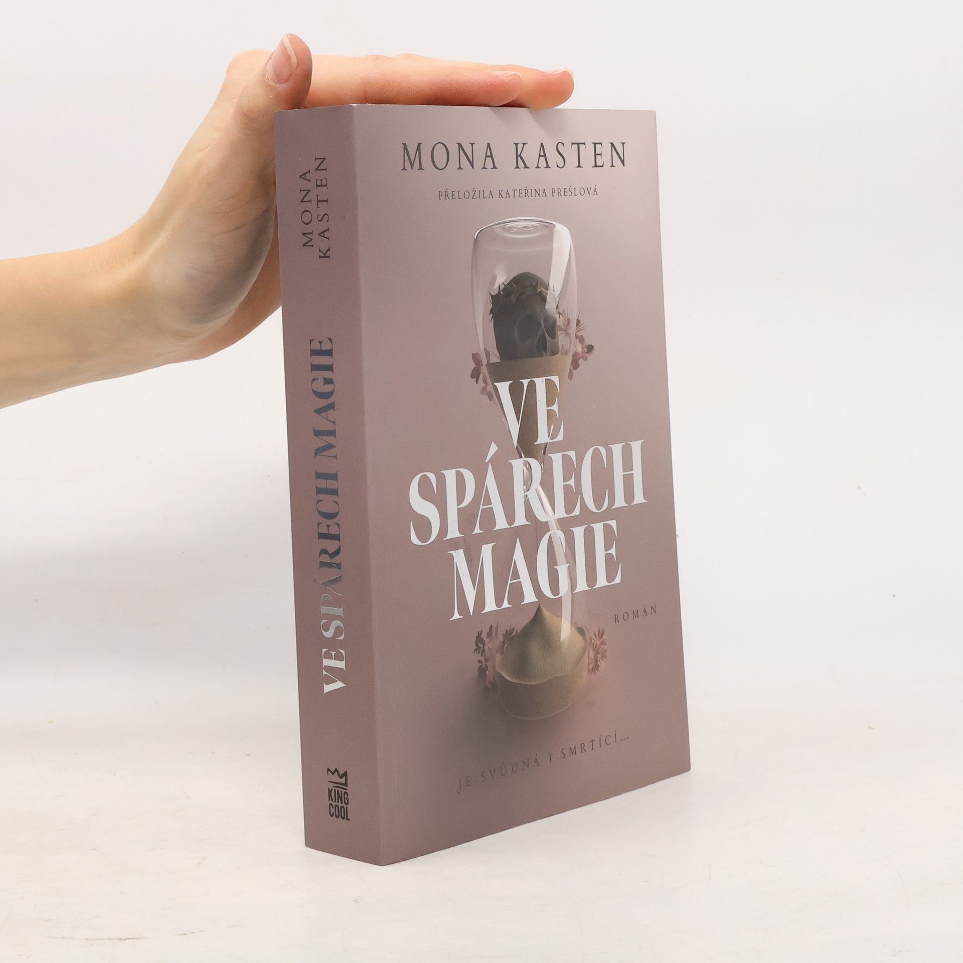 Mona Kasten Ve spárech magie