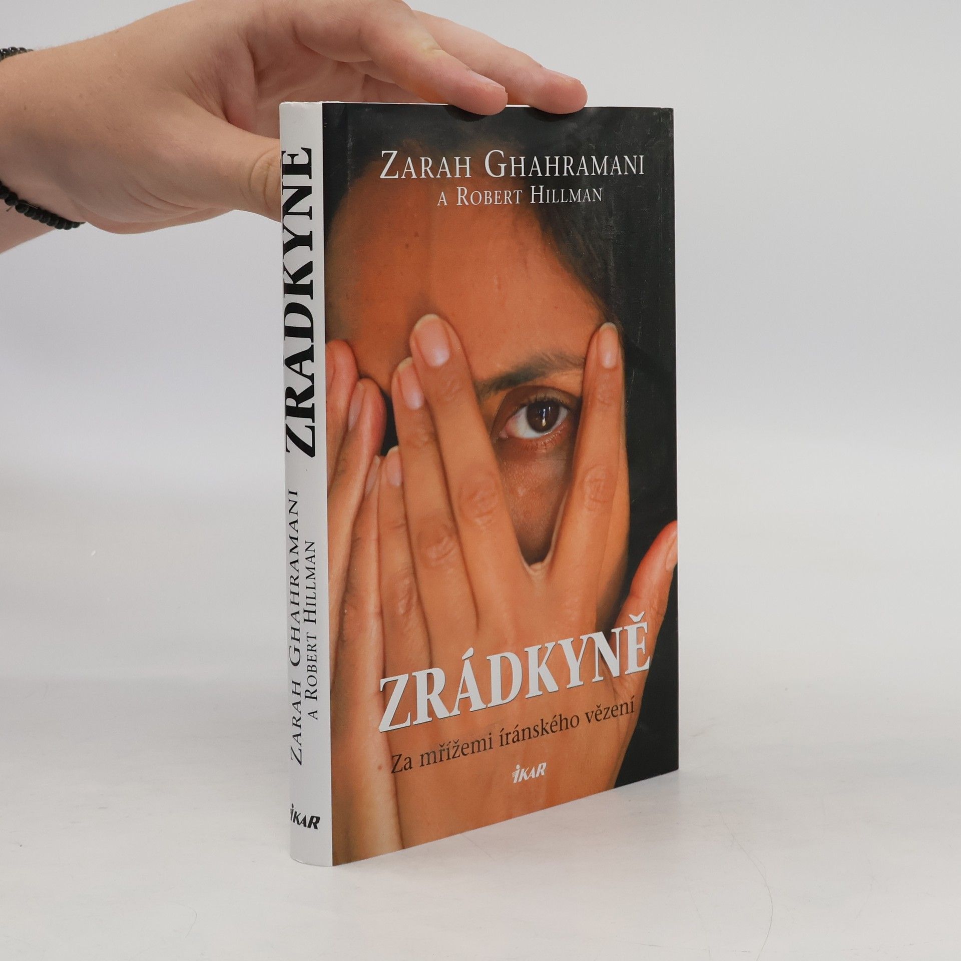 Robert Hillman Zrádkyně. Za mřížemi íránského vězení