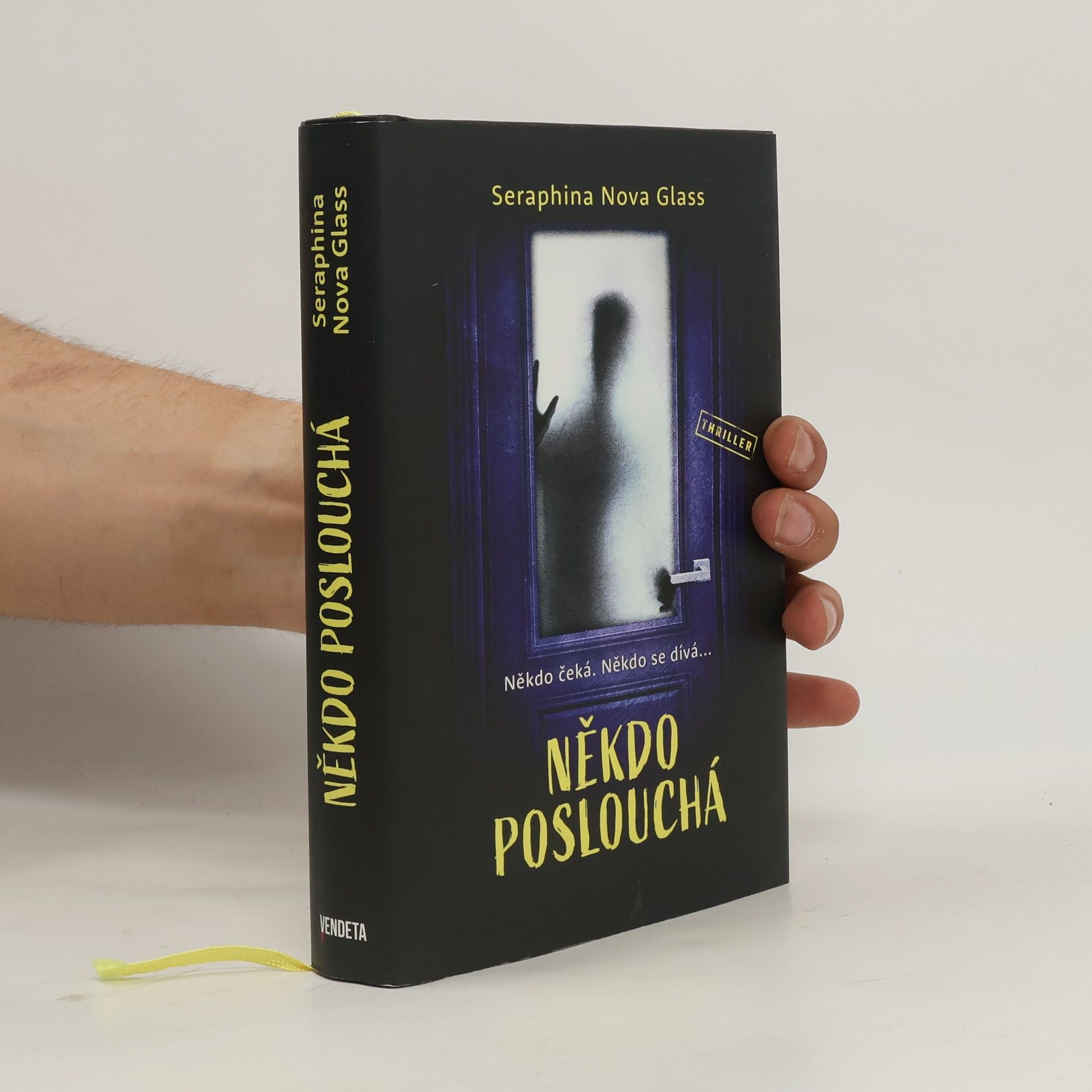 Seraphina Nova Glass Někdo poslouchá