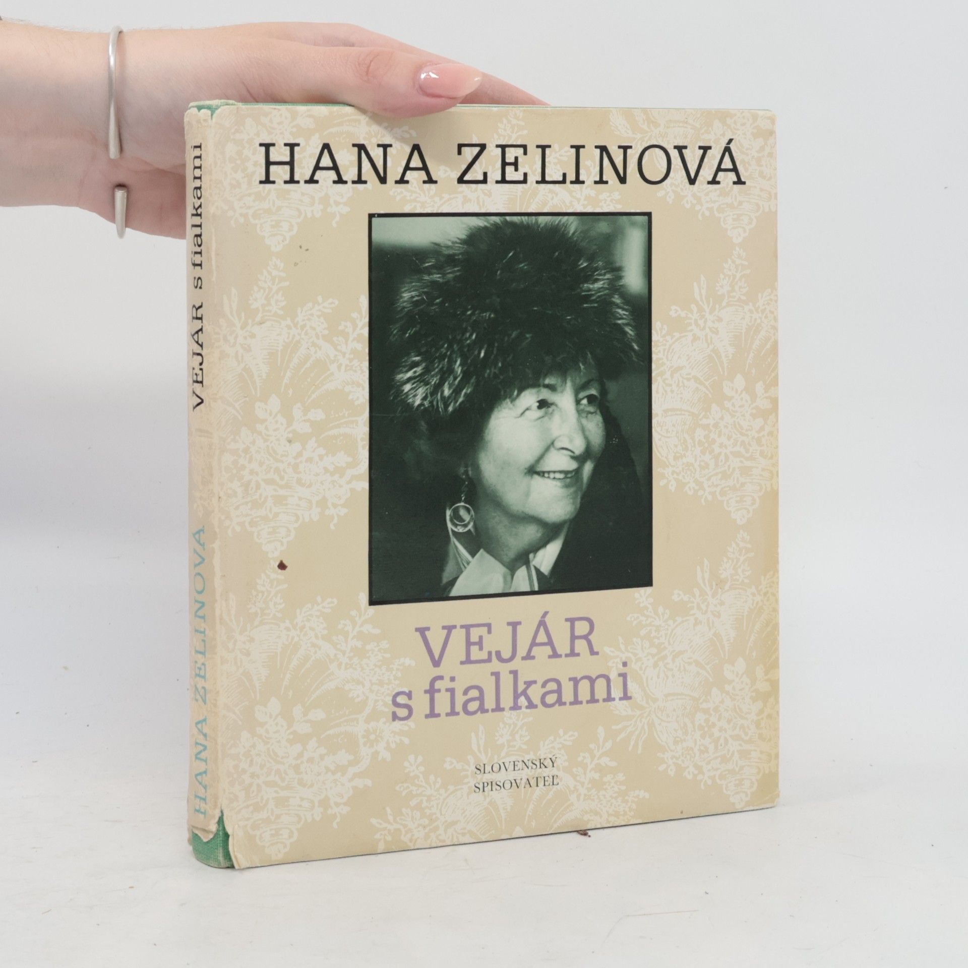 Hana Zelinová Vejár s fialkami