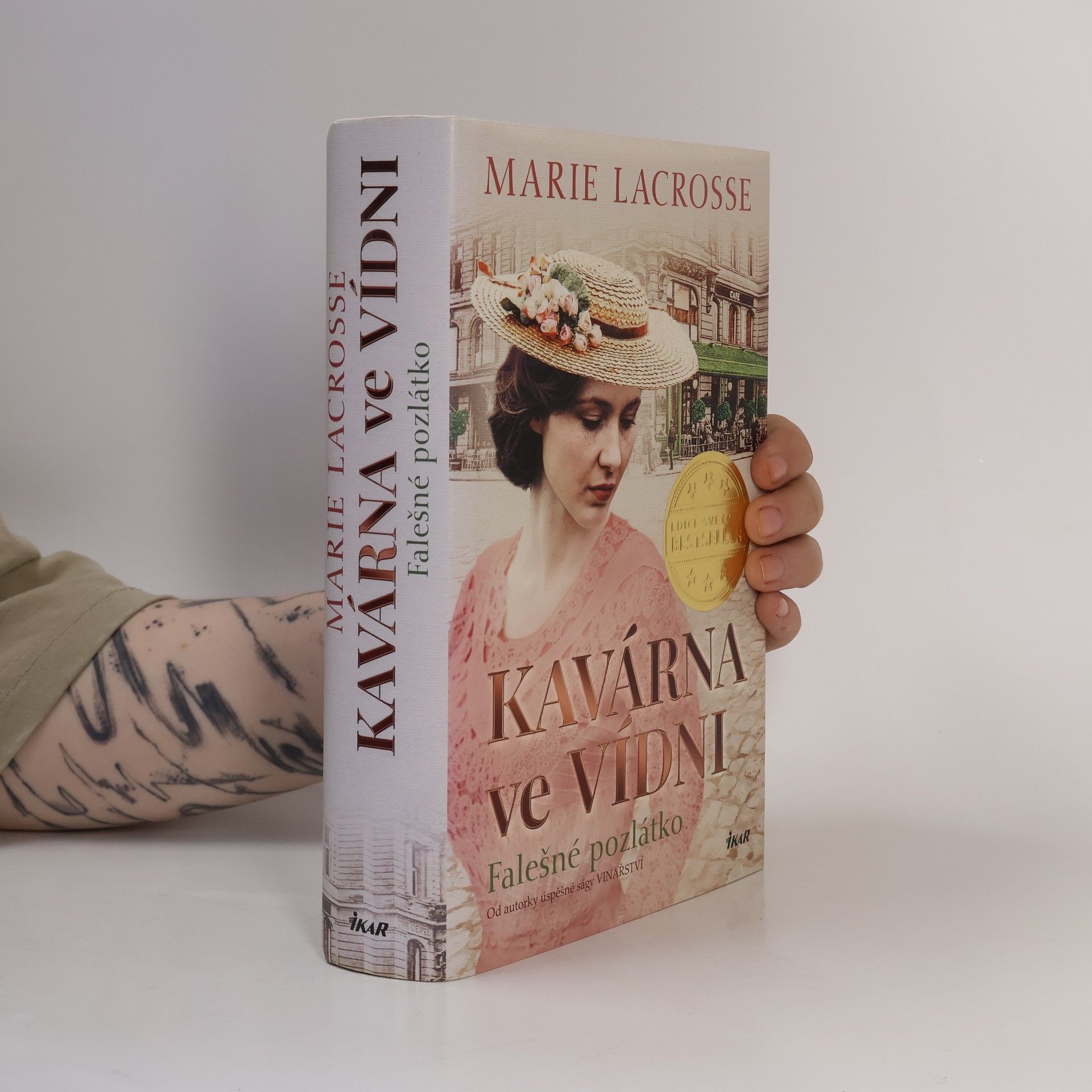 Marie Lacrosse Kavárna ve Vídni. Falešné pozlátko