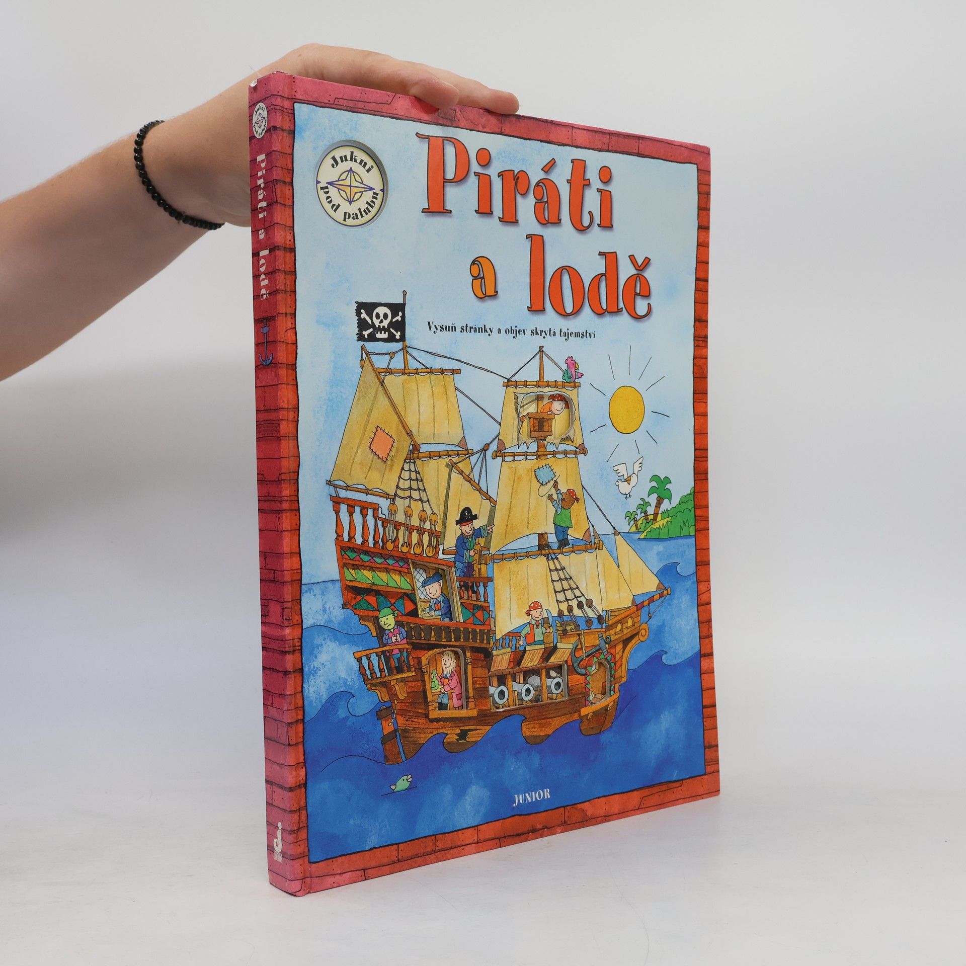 Marie Bišková Piráti a lodě. Jukni pod palubu. Vysuň stránky a objev skrytá tajemství.
