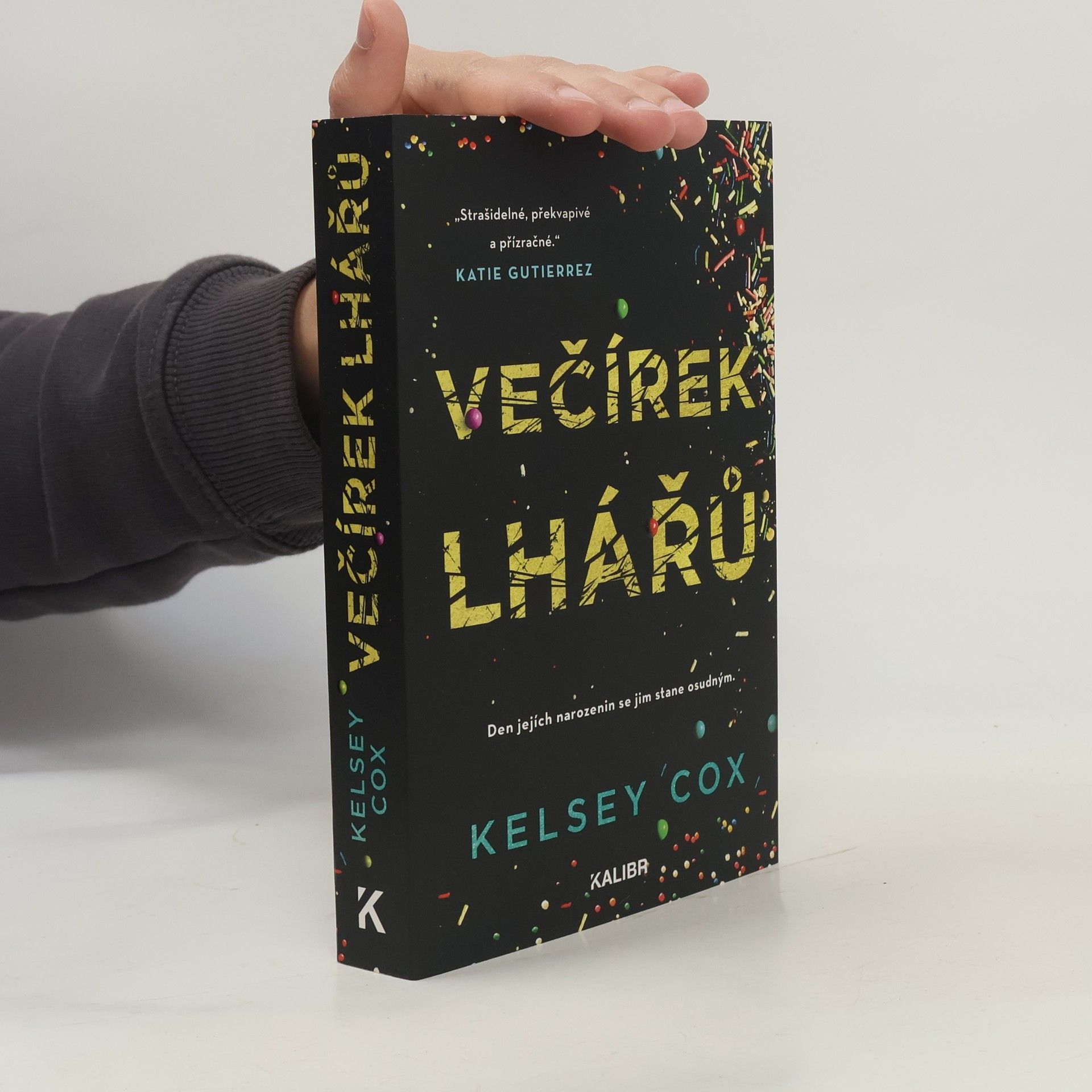 Kelsey Cox Večírek lhářů