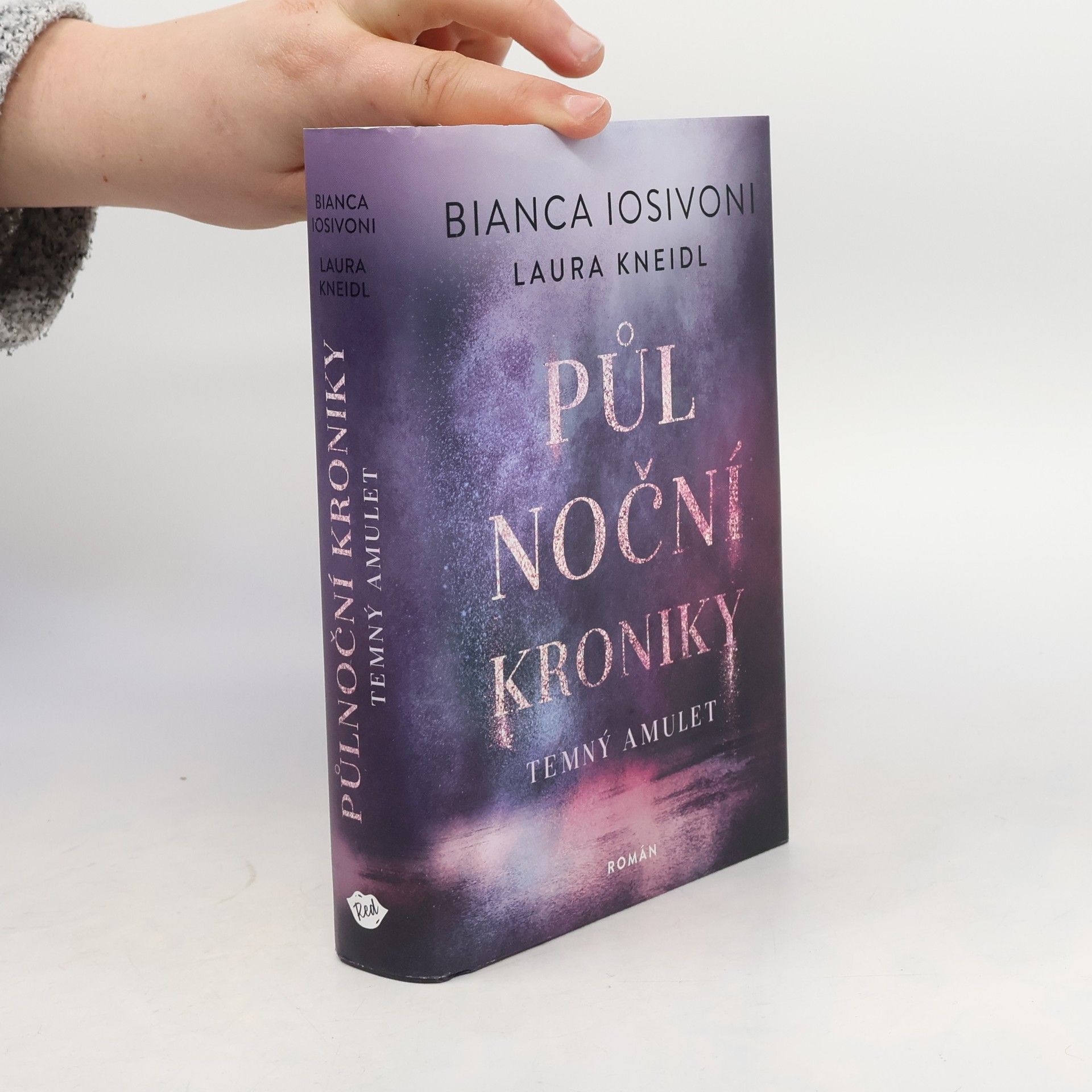 Bianca Iosivoni Půlnoční kroniky: Temný amulet.