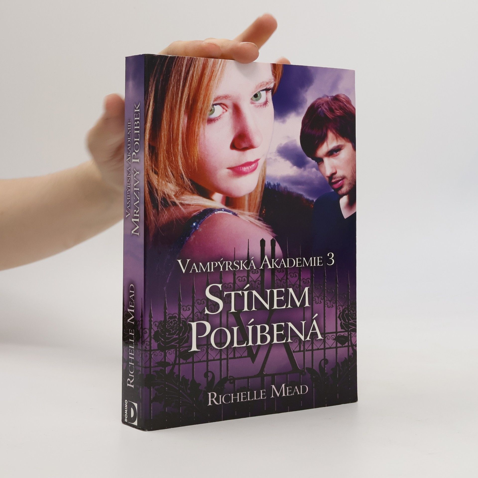 Richelle Mead Vampýrská akademie 3: Stínem políbená.