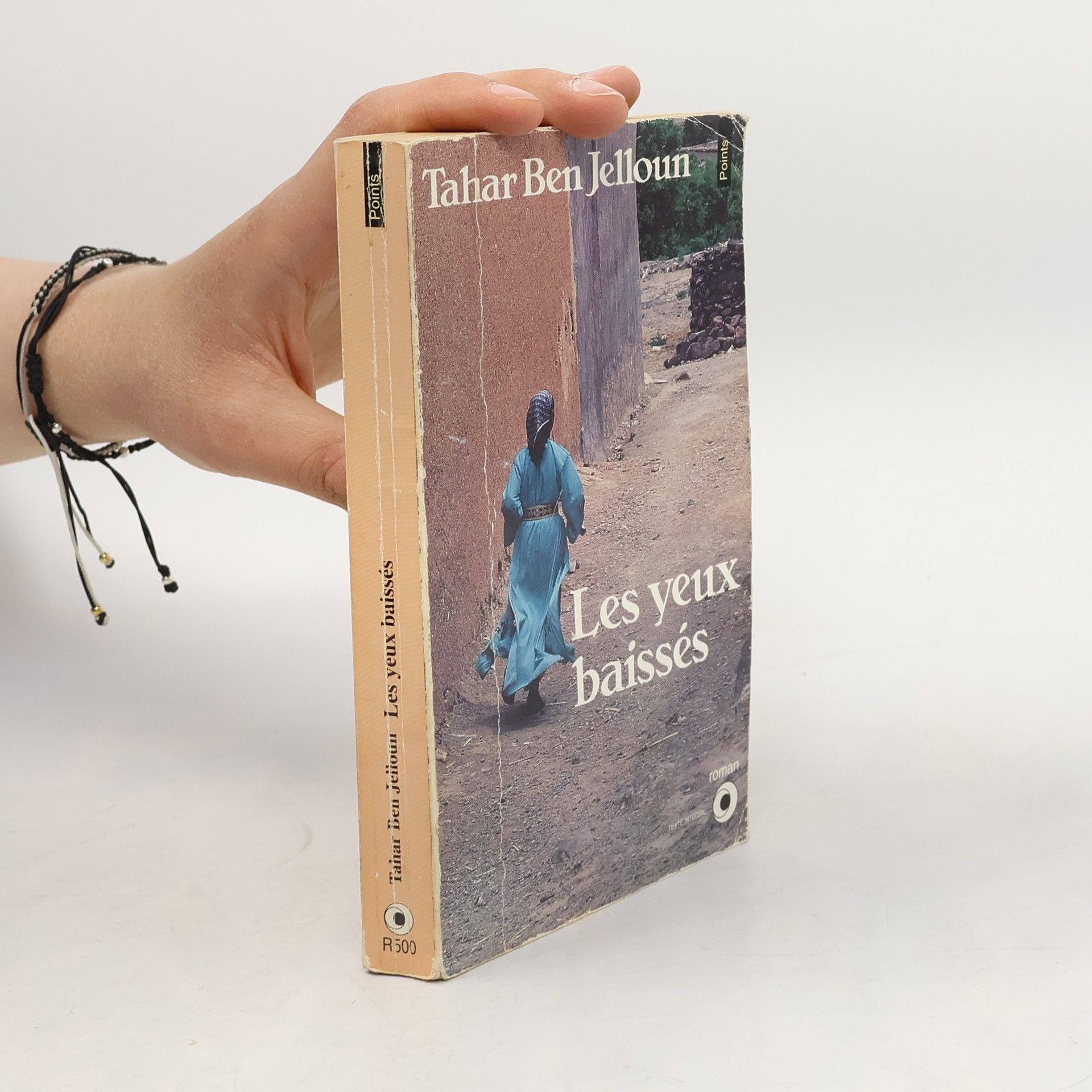 Les yeux baissés