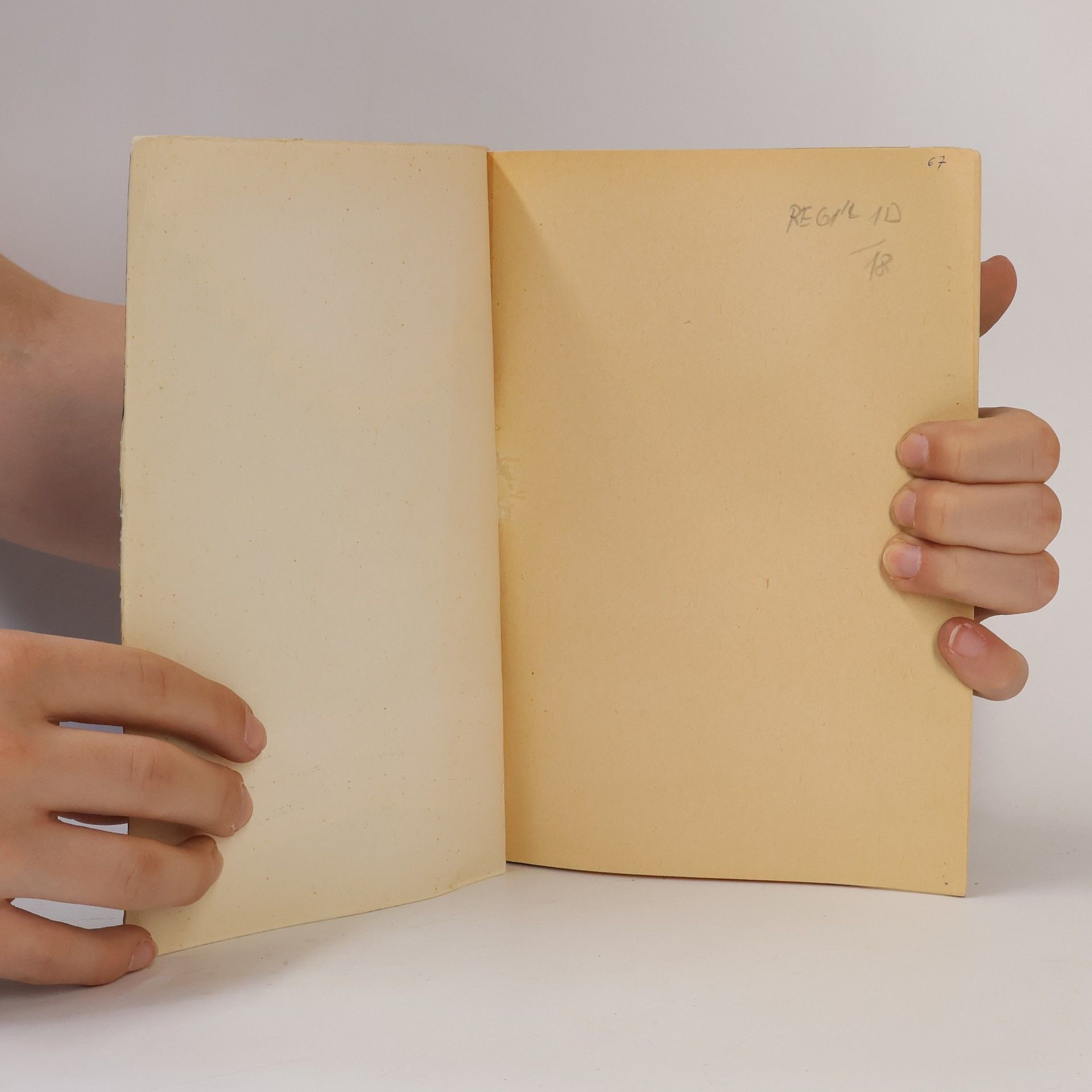 Agatha Christie Oznamuje se vražda