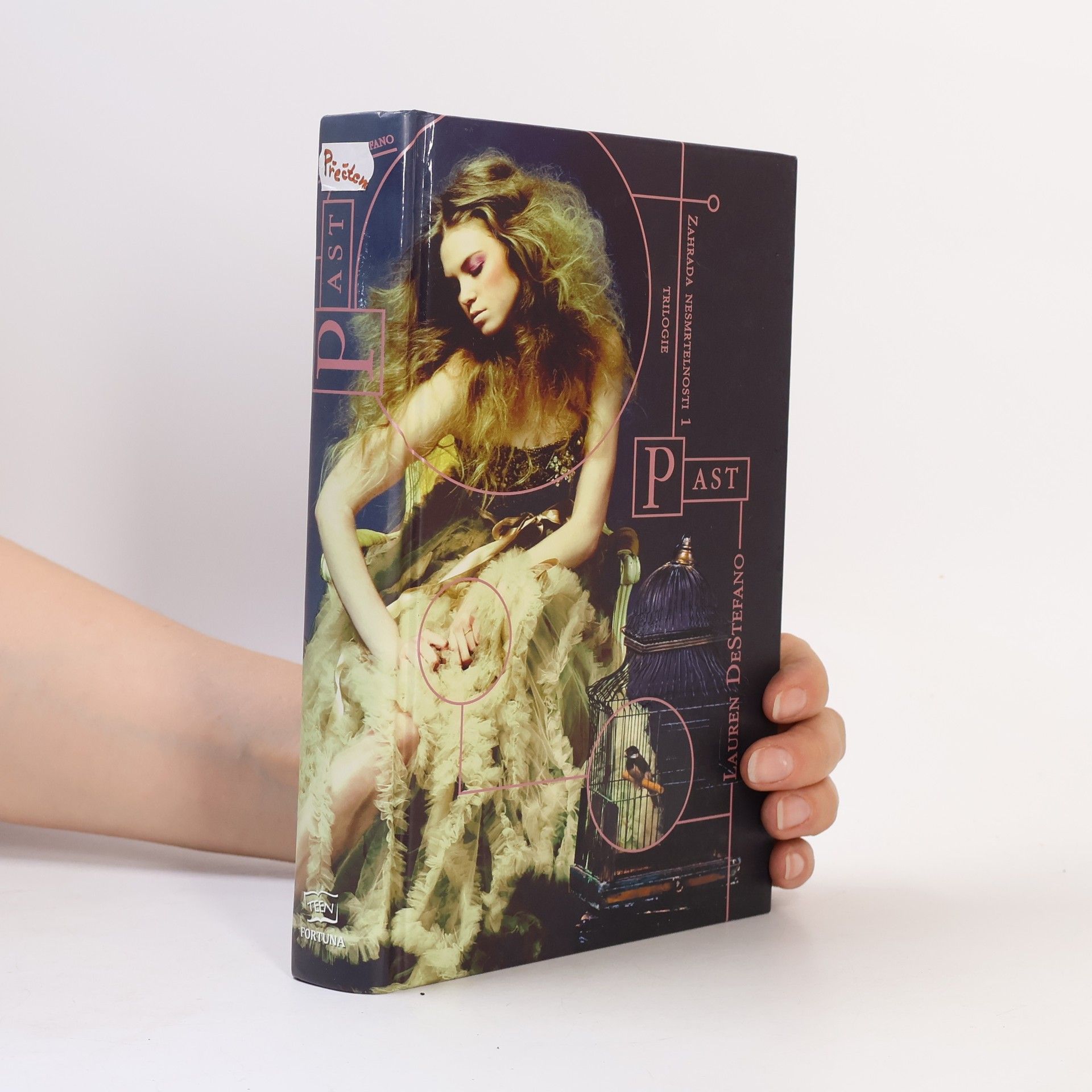 Lauren DeStefano Zahrada nesmrtelnosti 1. Past