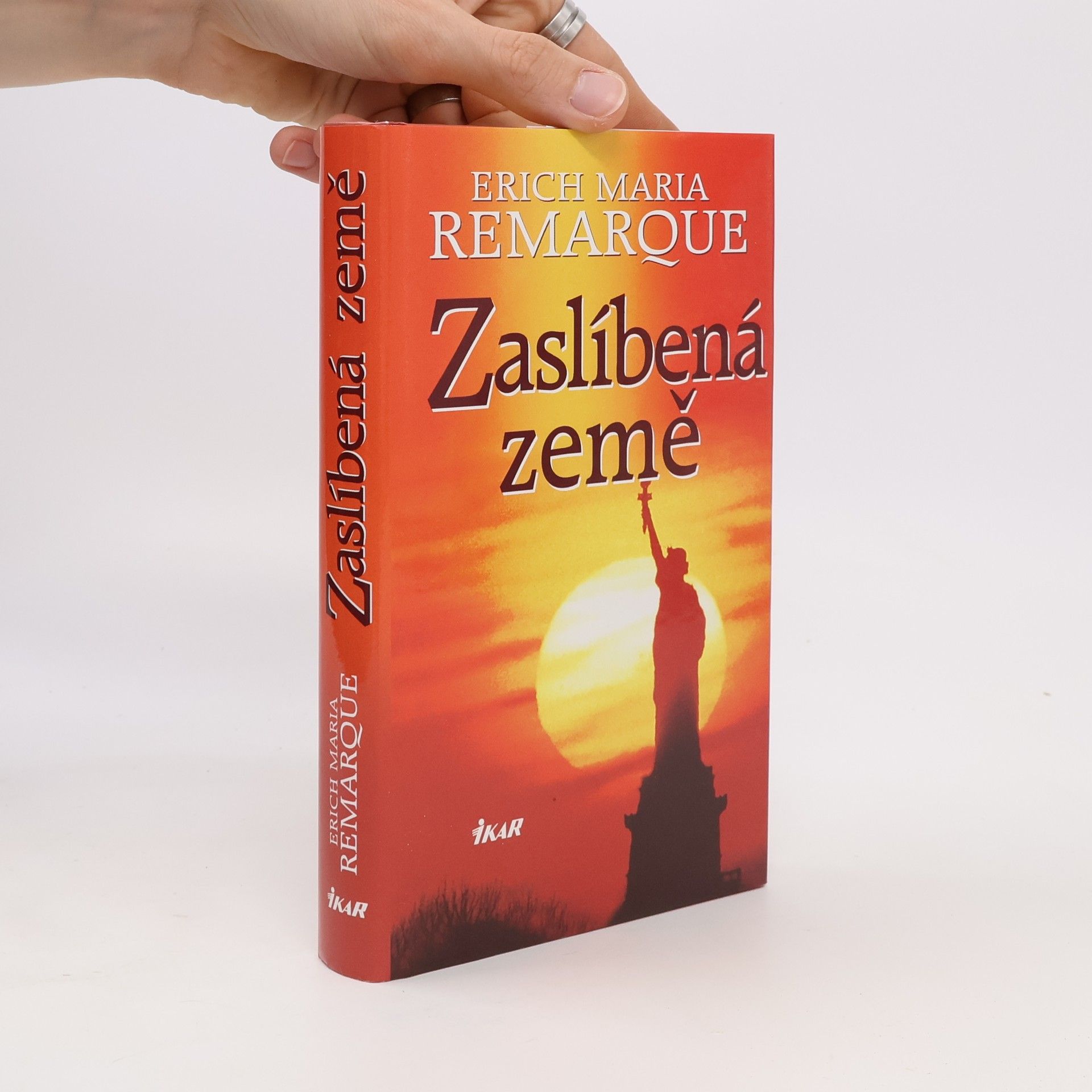 Erich Maria Remarque Zaslíbená země