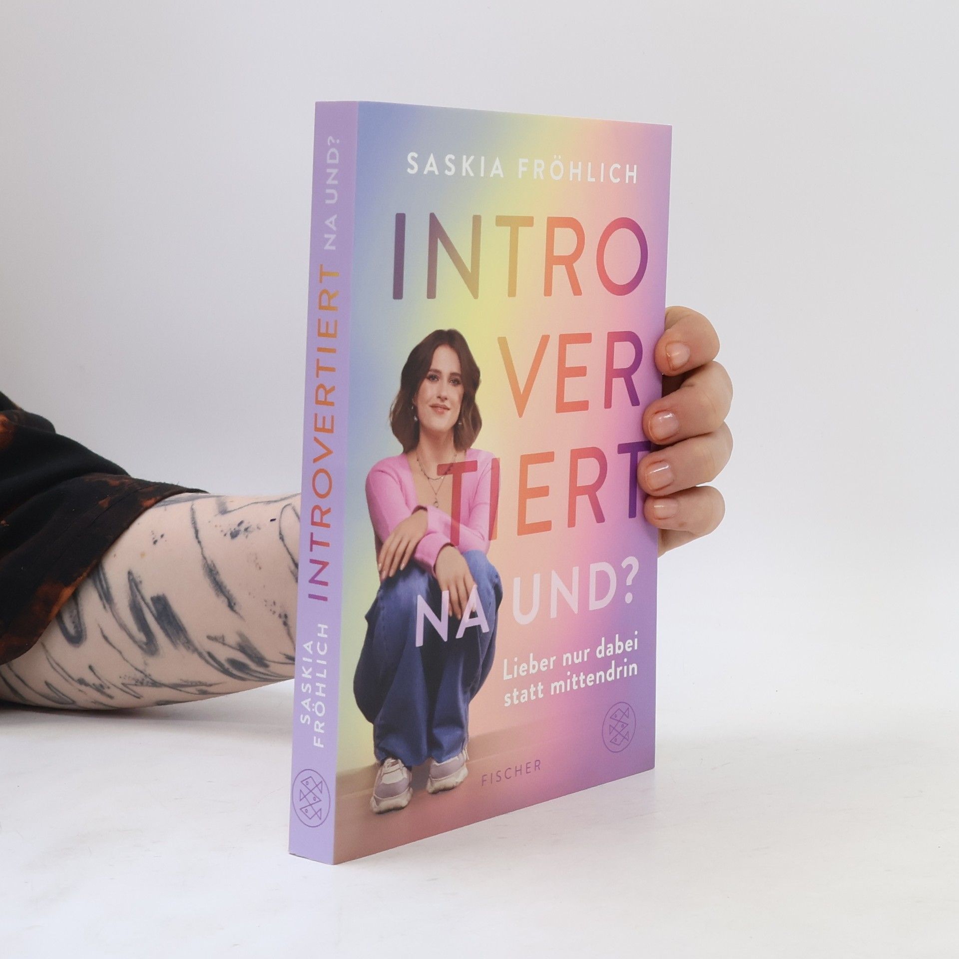 Saskia Fröhlich Introvertiert, na und?. Lieber nur dabei statt mittendrin | Comedienne @saskiaistfroehlich über ihr Dasein als Introvertierte