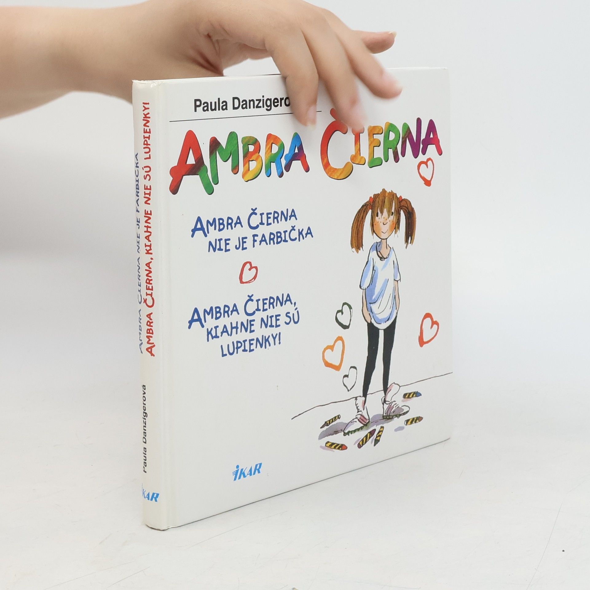 Paula Danziger Ambra Čierna. Ambra Čierna nie je farbička. Ambra Čierna, kiahne nie sú lupienky!
