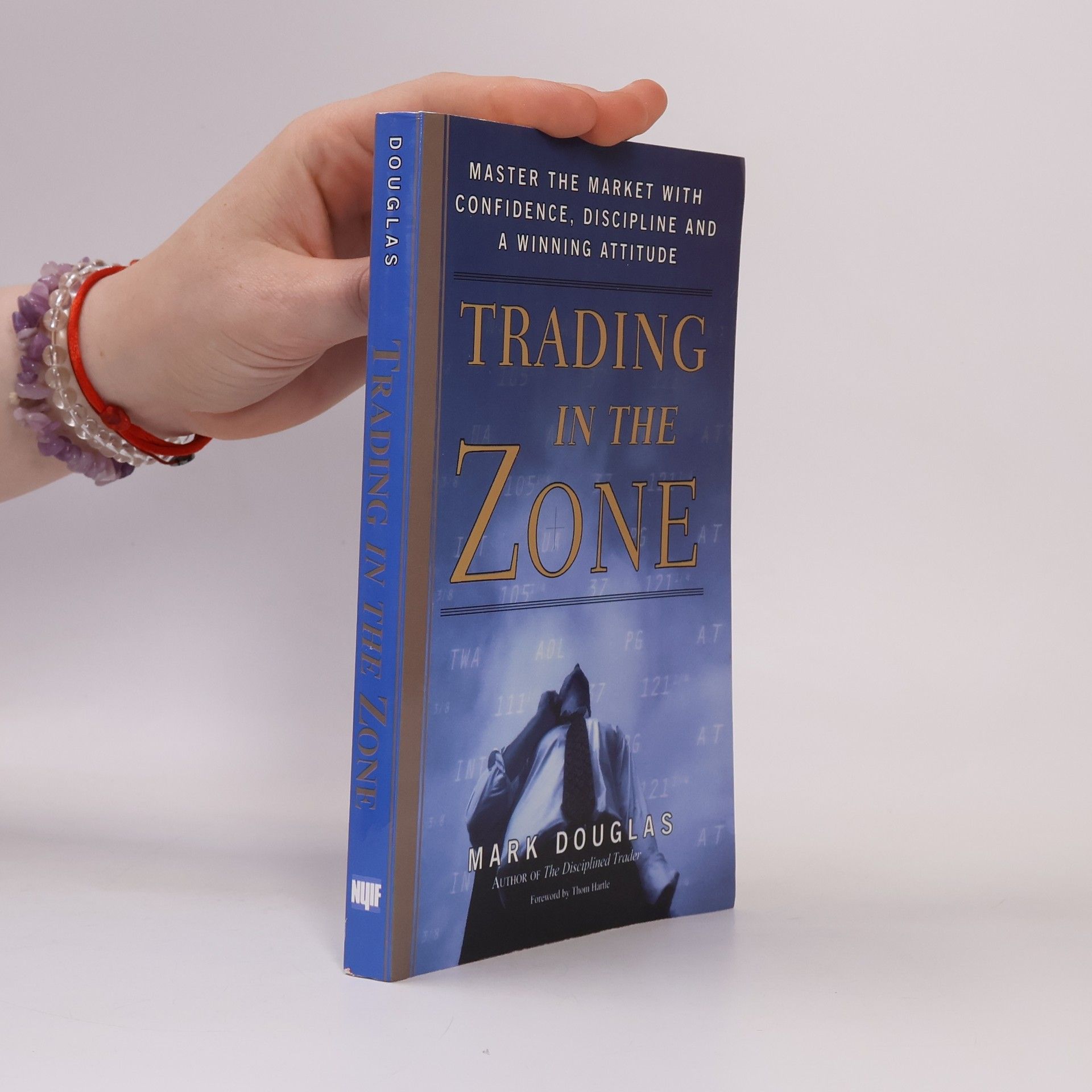 Mark Mark J. Douglas Trading in the zone : master the market with confidence, discipline and a winning attitude