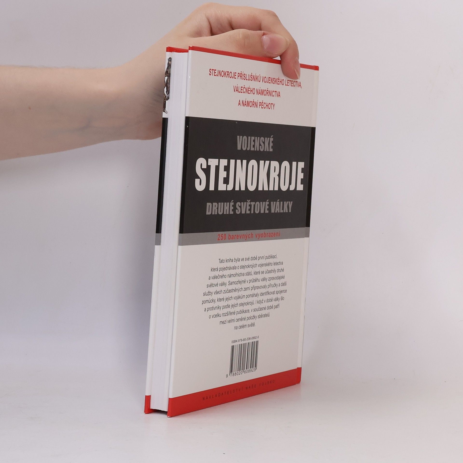 Andrew Mollo Vojenské stejnokroje druhé světové války. Stejnokroje příslušníků vojenského letectva, válečného námořnictva ...
