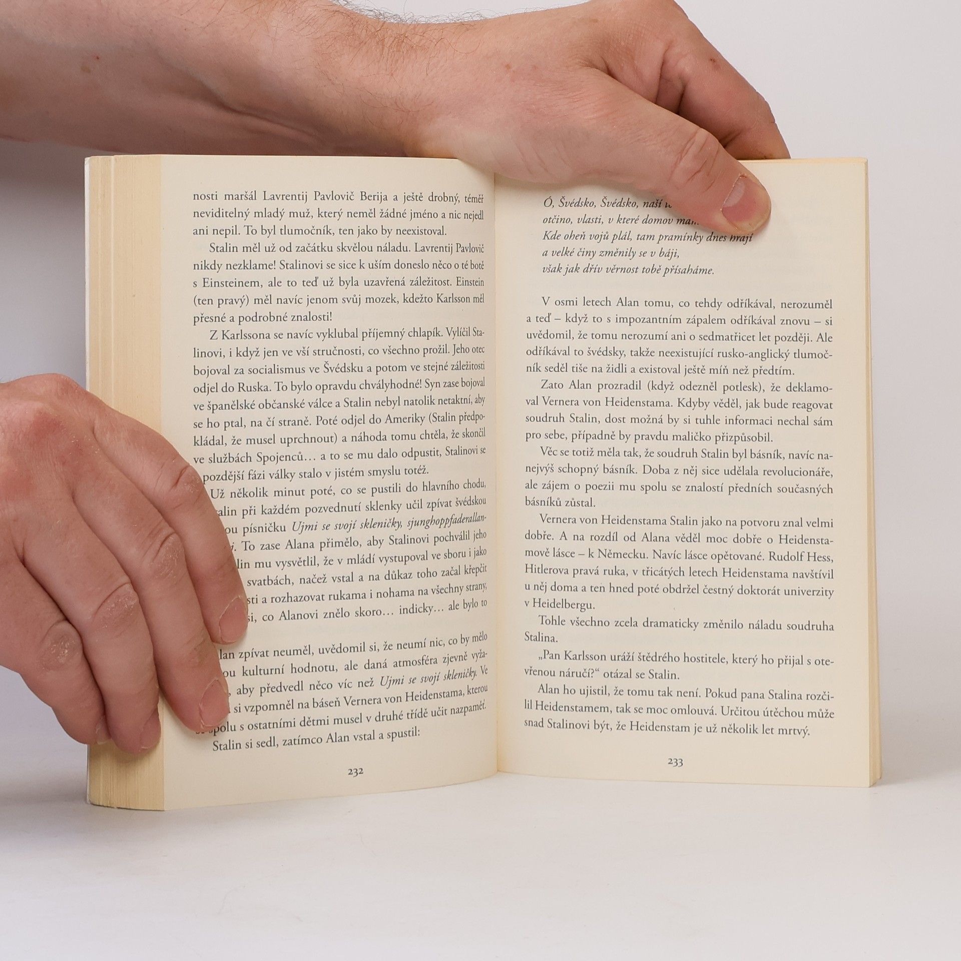 Jonas Jonasson Stoletý stařík, který vylezl z okna a zmizel