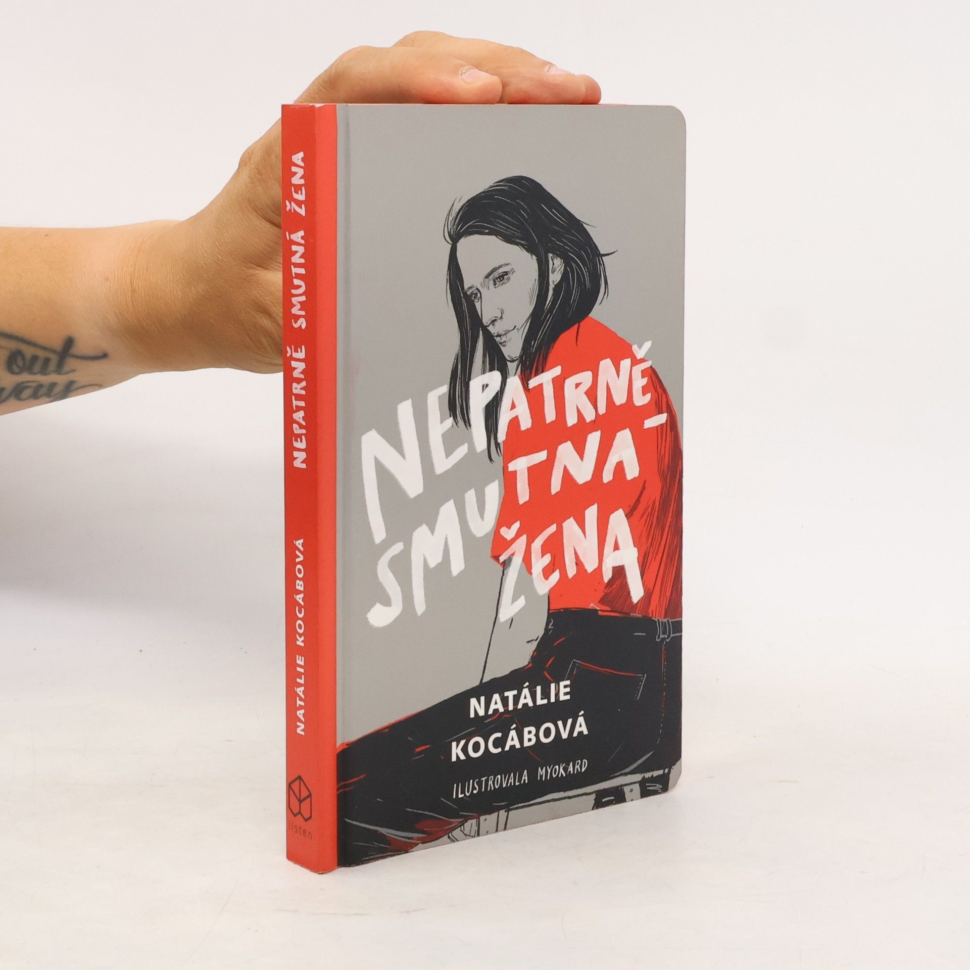 Nepatrně smutná žena