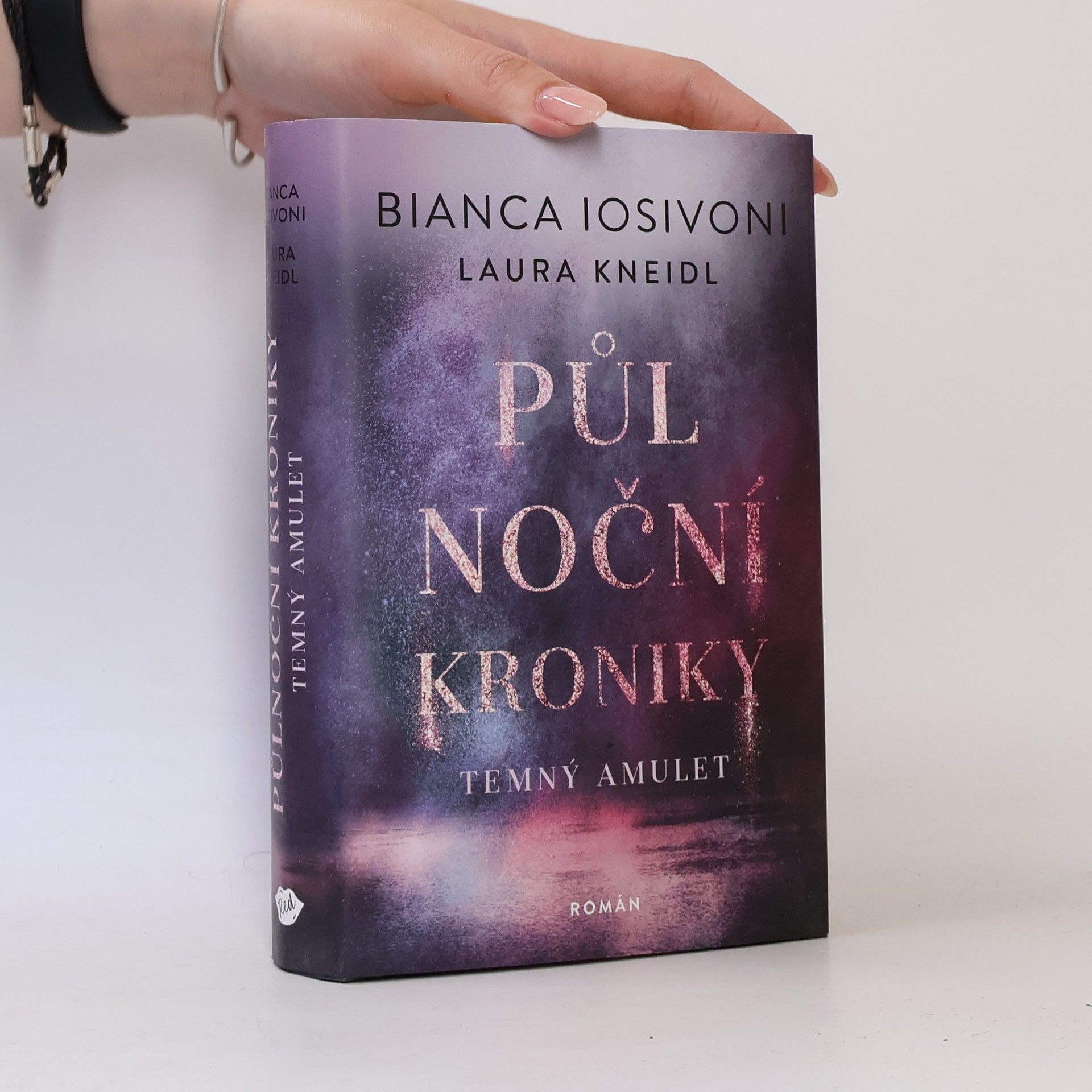 Bianca Iosivoni Půlnoční kroniky: Temný amulet.