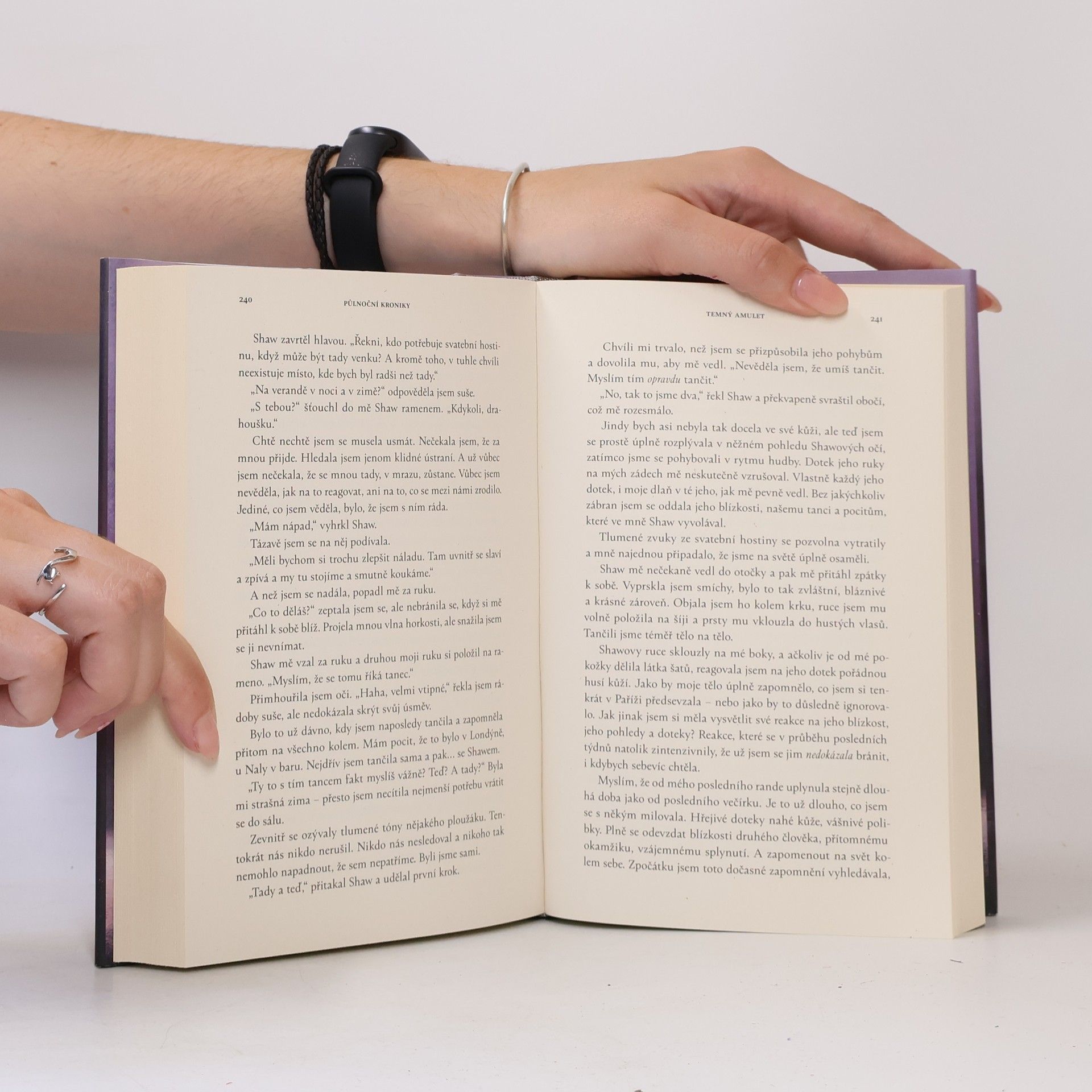 Bianca Iosivoni Půlnoční kroniky: Temný amulet.