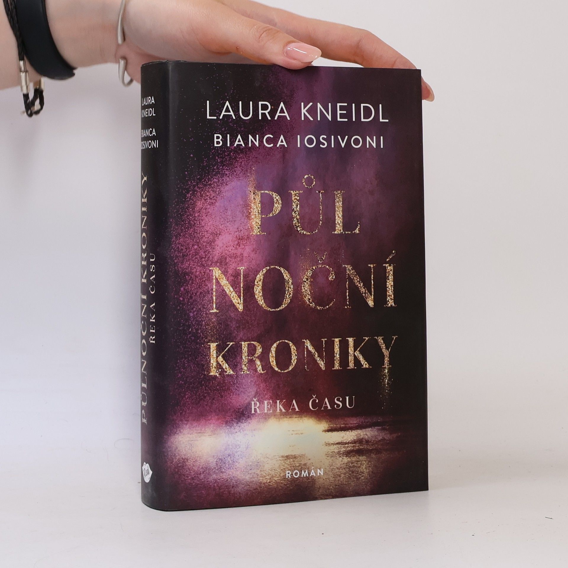 Laura Kneidl Půlnoční kroniky. Řeka času