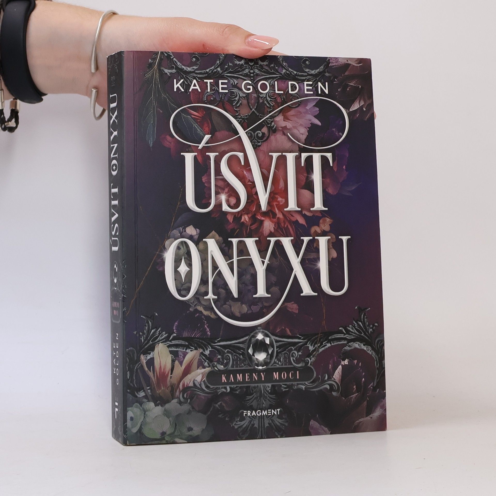 Kate Golden Kameny moci. Úsvit Onyxu