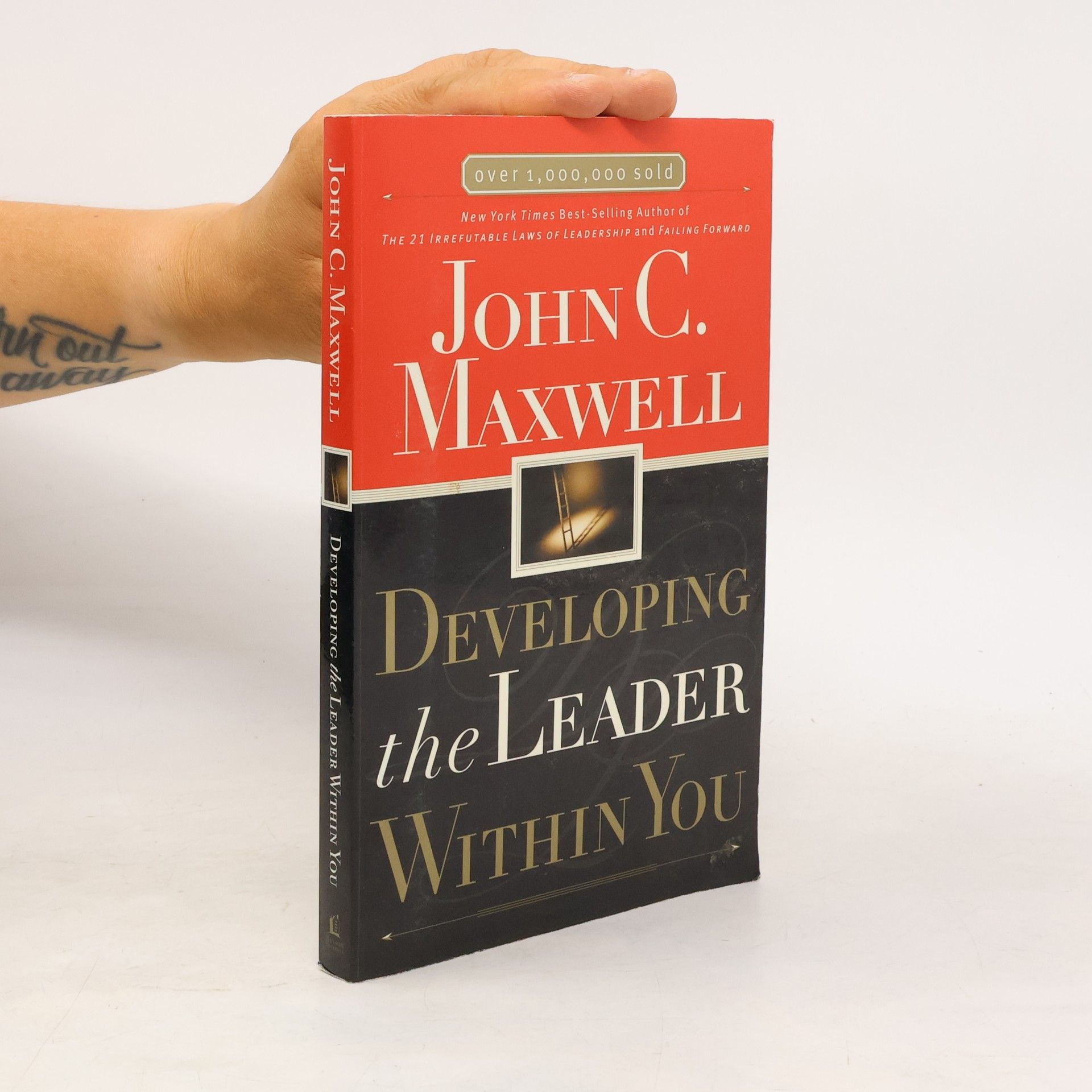 John C. Maxwell Developing the leader within you