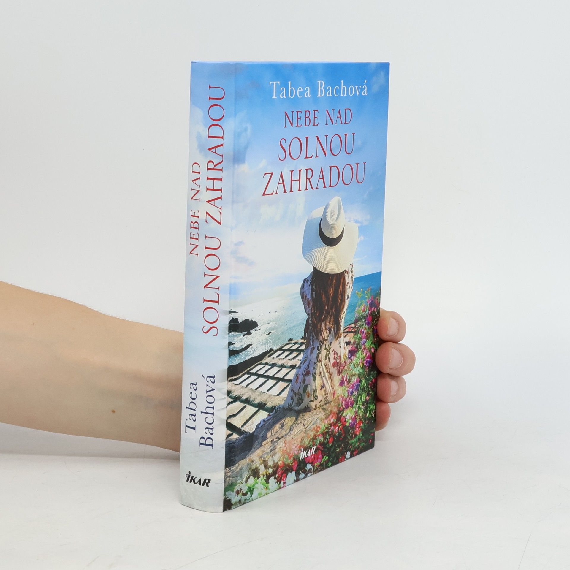 Nebe nad solnou zahradou