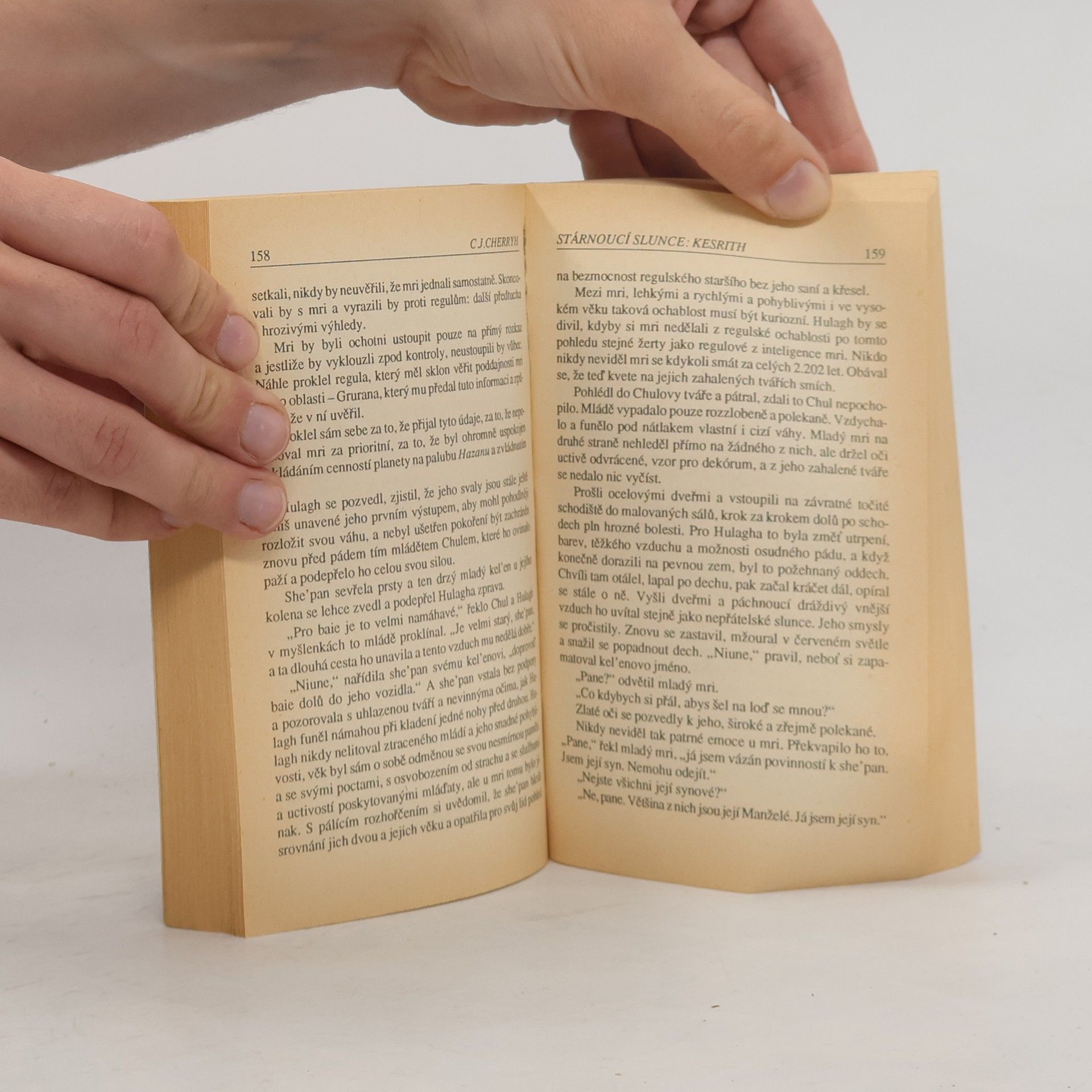 C. J. Cherryh Stárnoucí slunce 1. Kesrith