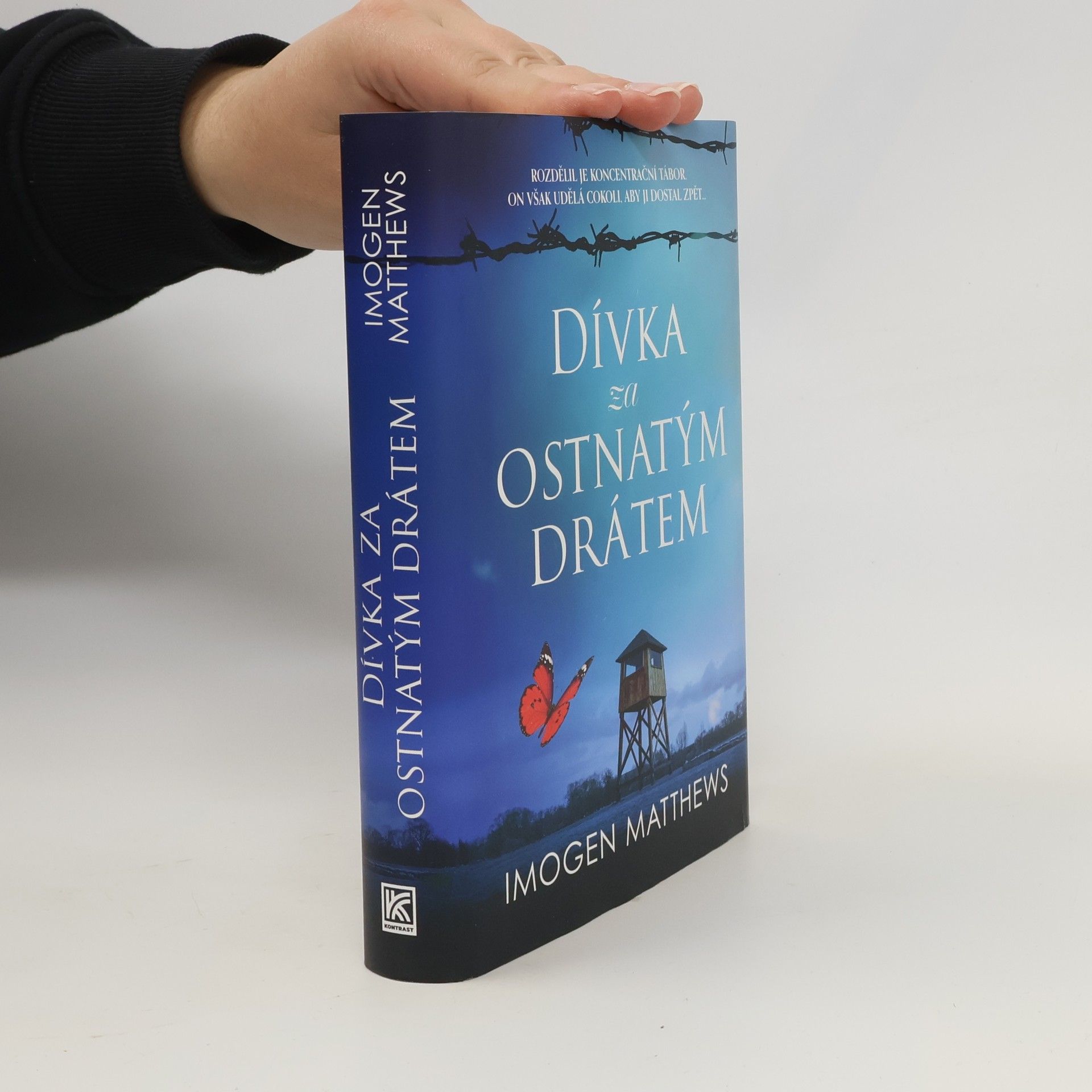 Dívka za ostnatým drátem
