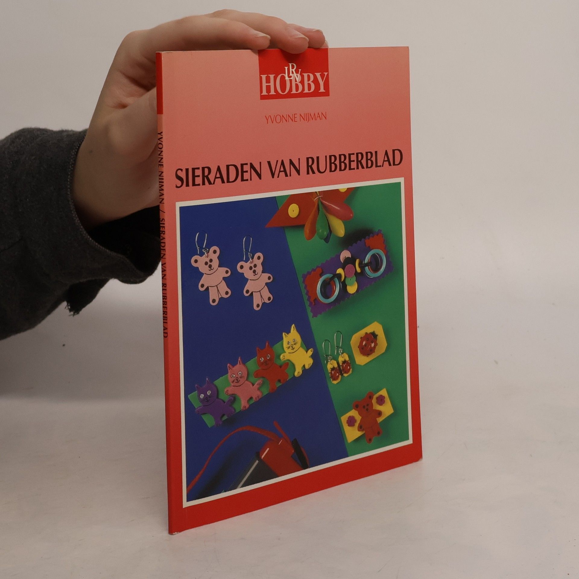 Yvonne Nijman Sieraden van rubberblad